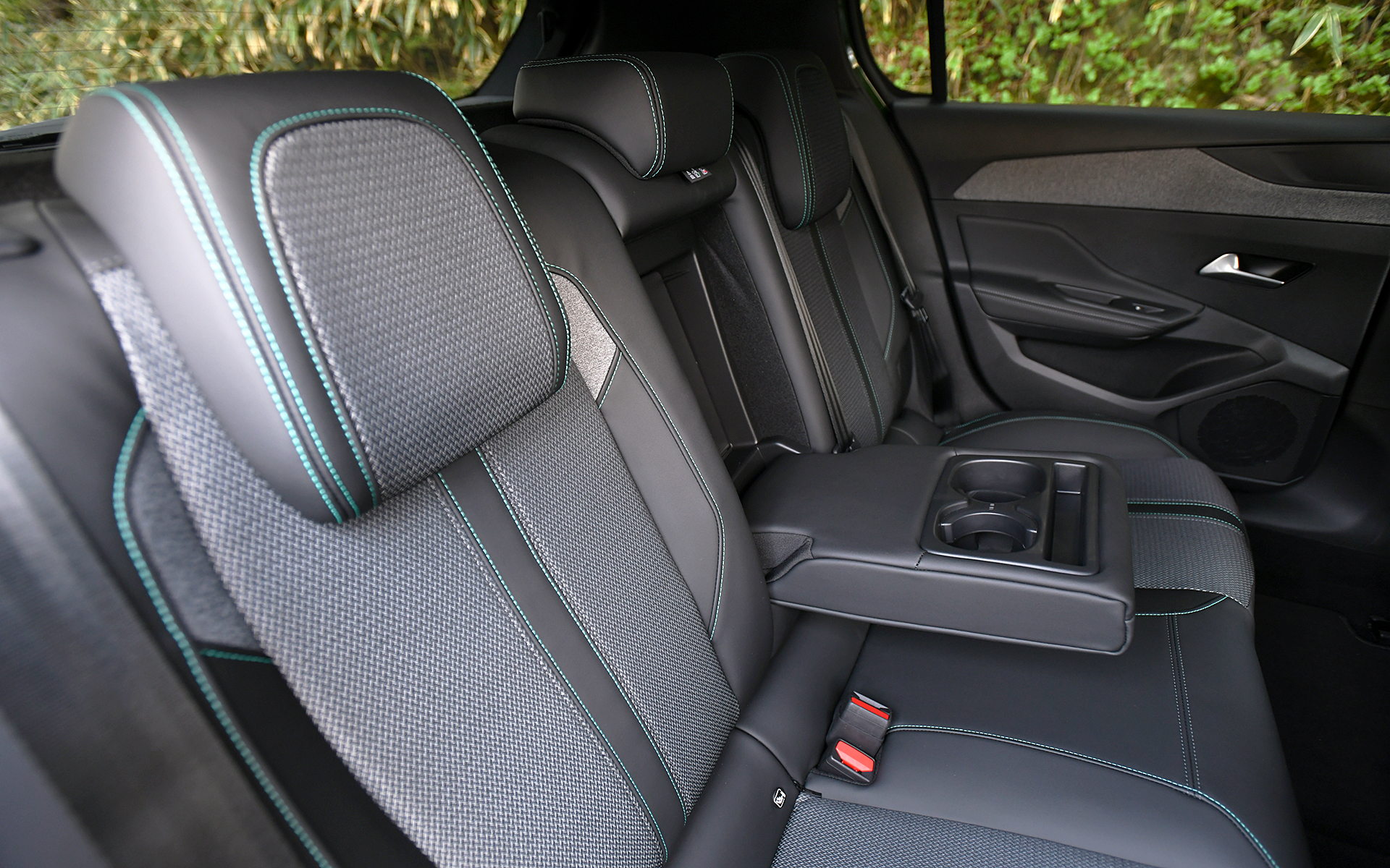 シートは高密度クッションのダイナミックシートを装着。アリュールのシート表皮はテップレザー/ファブリック