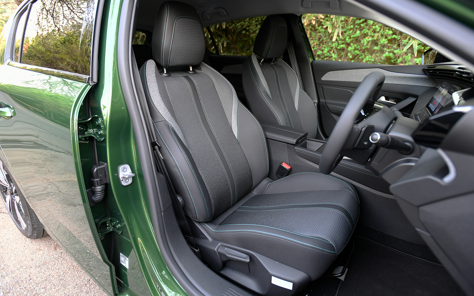 シートは高密度クッションのダイナミックシートを装着。アリュールのシート表皮はテップレザー/ファブリック