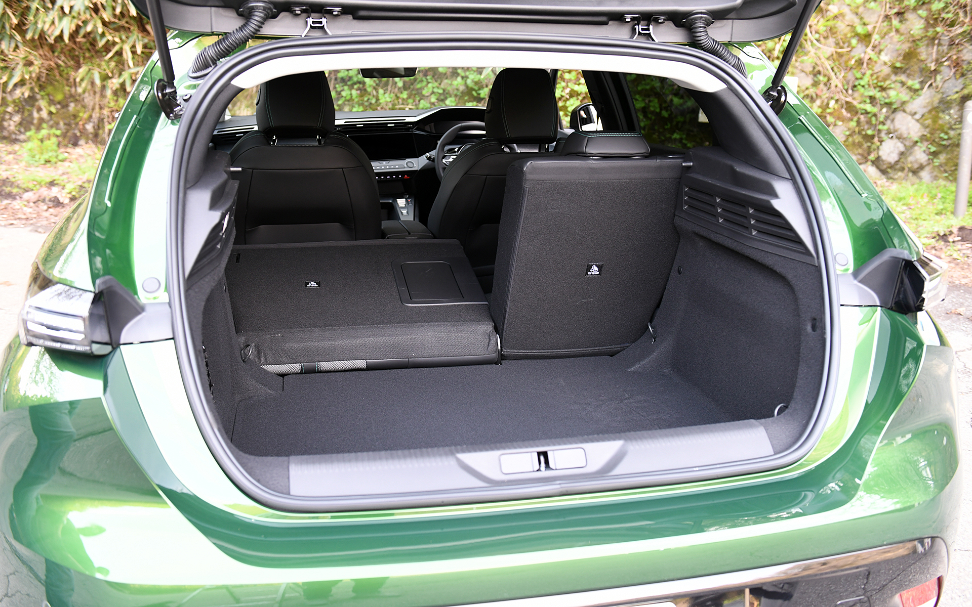 新型308のラゲッジ。リアシートは6：4分割可倒式。SWでは4：2：4の3分割可倒式になる