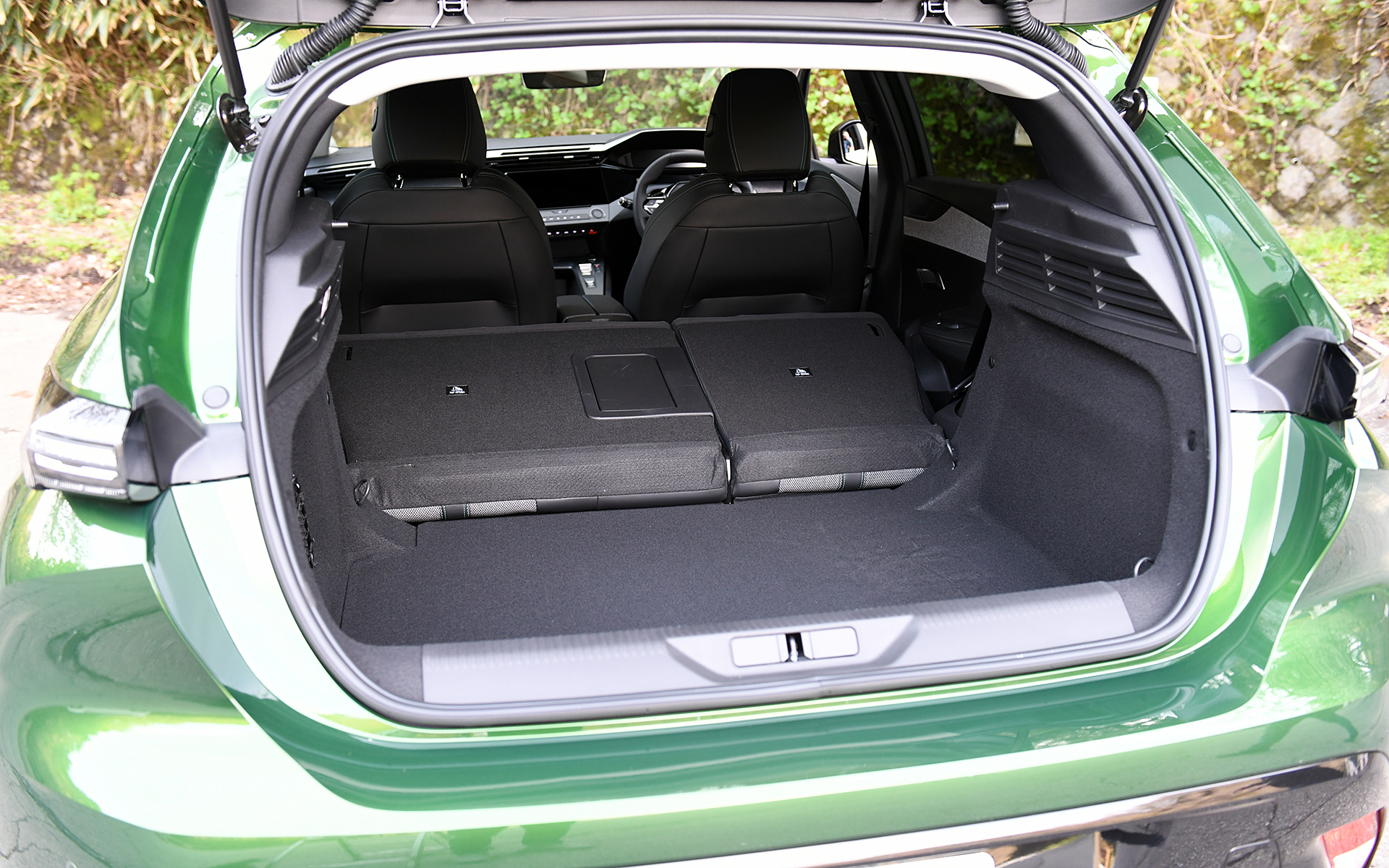 新型308のラゲッジ。リアシートは6：4分割可倒式。SWでは4：2：4の3分割可倒式になる