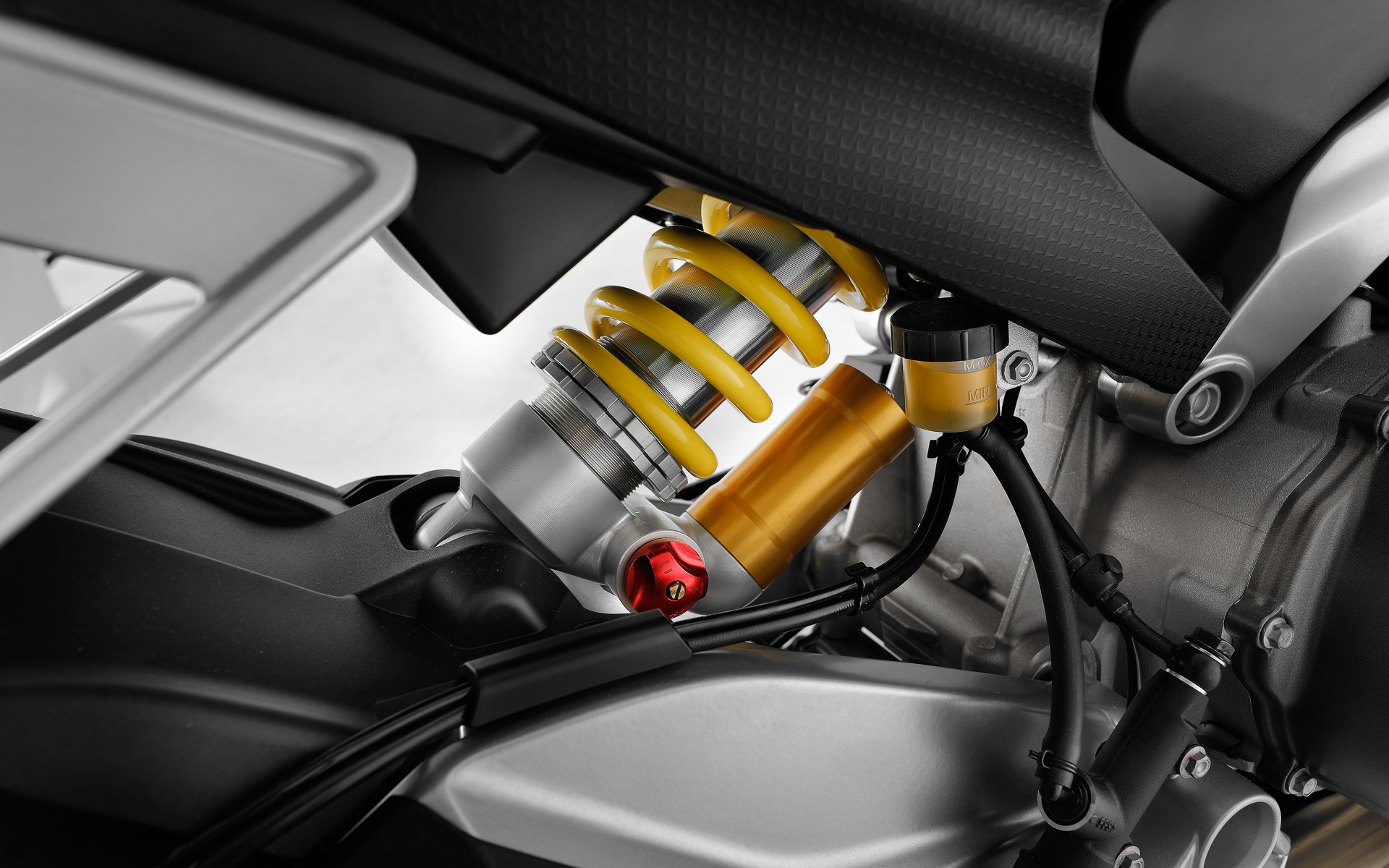 スポーツライディングに適した、より精巧なサスペンションを搭載