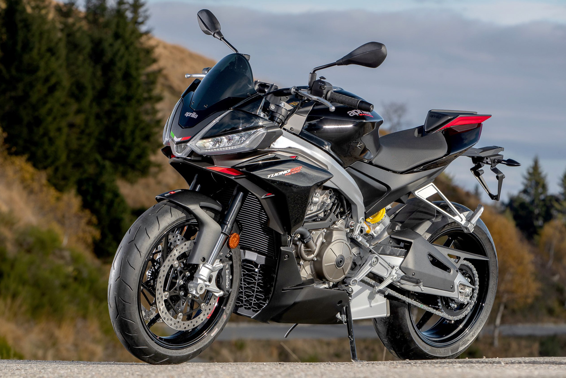 アプリリアが、ライトウェイトスポーツバイク「トゥオーノ 660」の上級バージョンとなる「トゥオーノ 660 ファクトリー」の受注を開始した