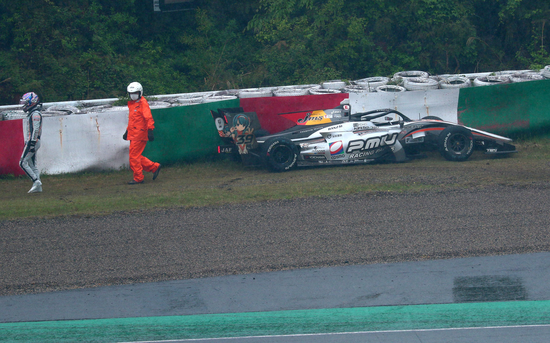 スプーン2つ目でコースアウトした39号車 阪口晴南選手