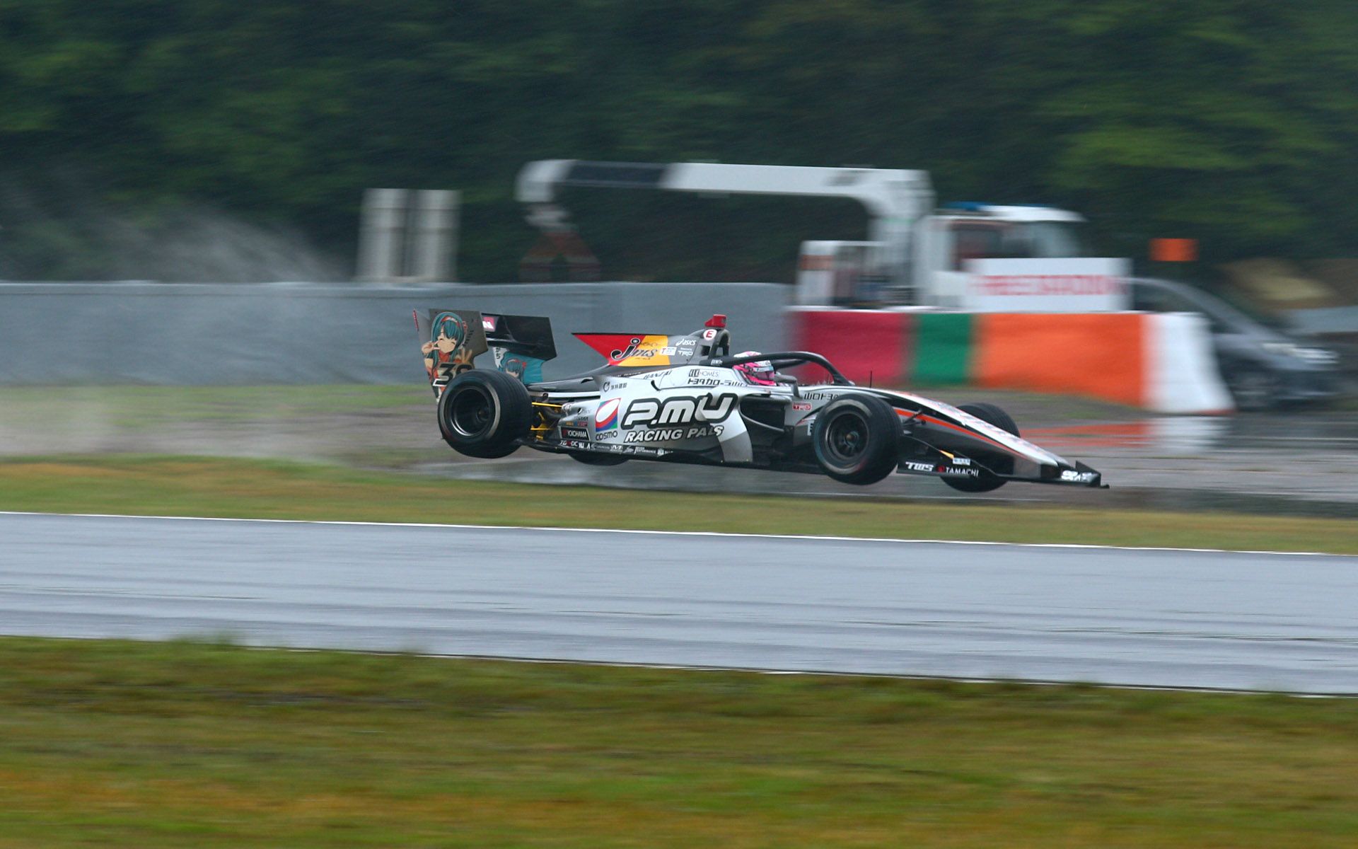 スプーンカーブ進入でコースオフした38号車 坪井翔選手