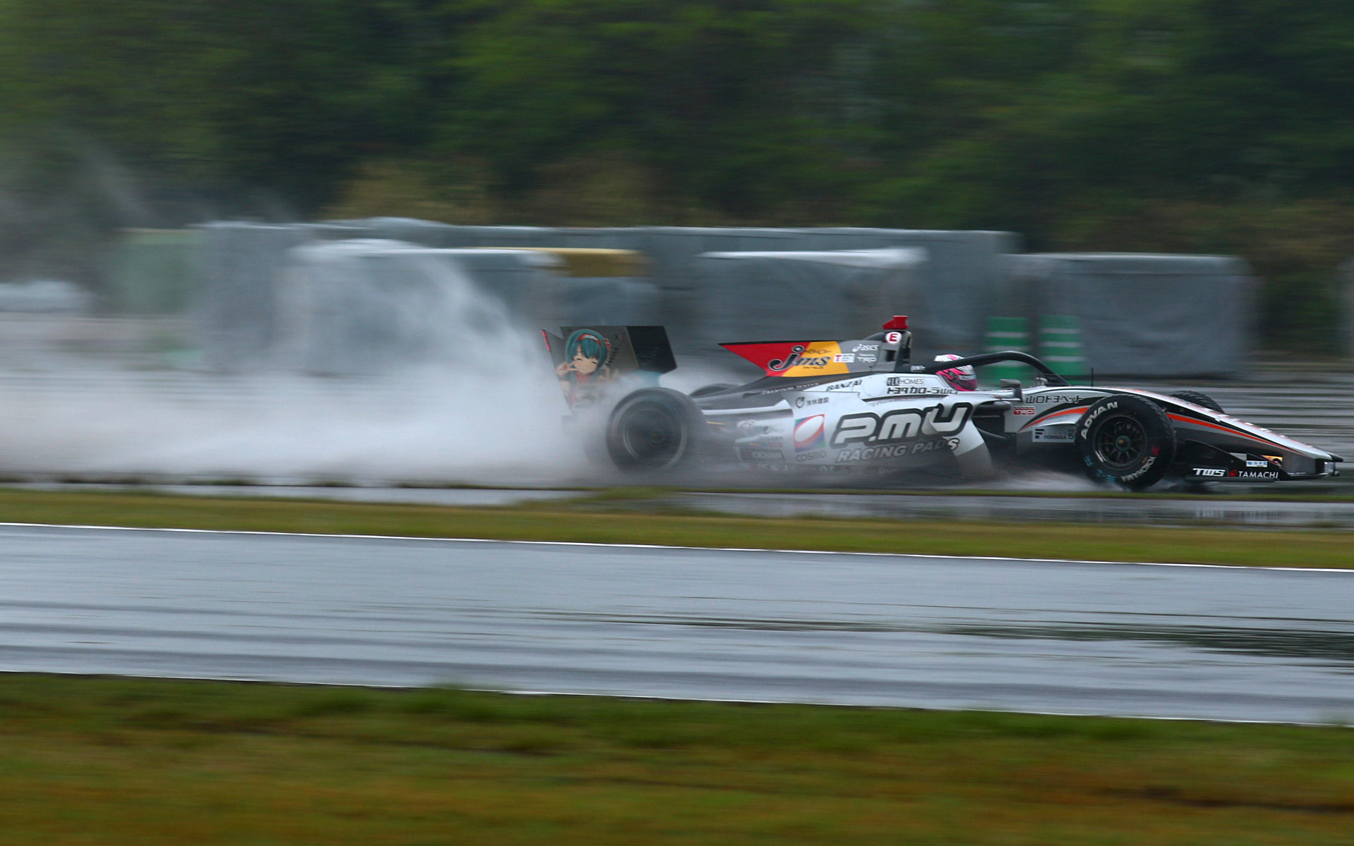 スプーンカーブ進入でコースオフした38号車 坪井翔選手