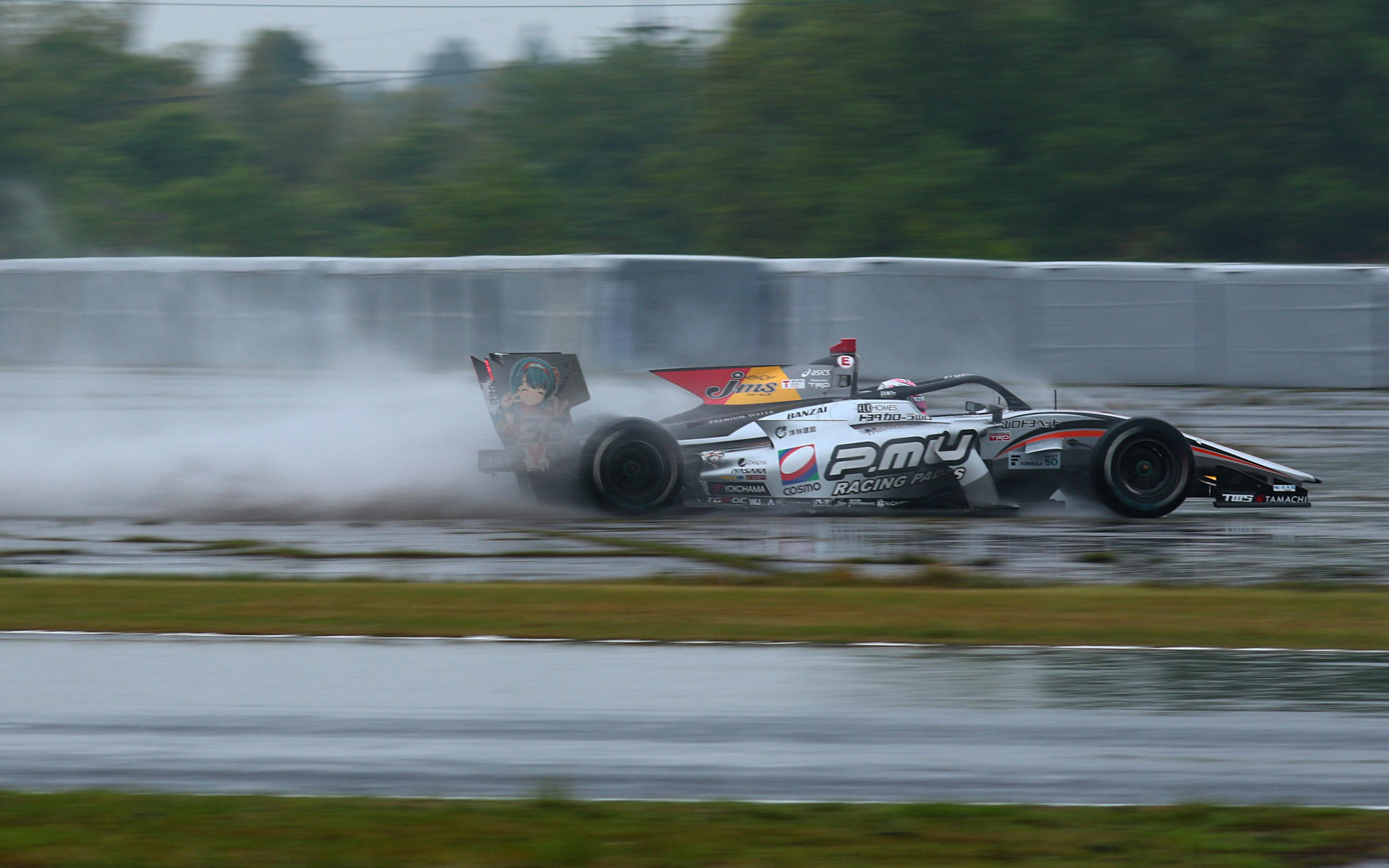 スプーンカーブ進入でコースオフした38号車 坪井翔選手