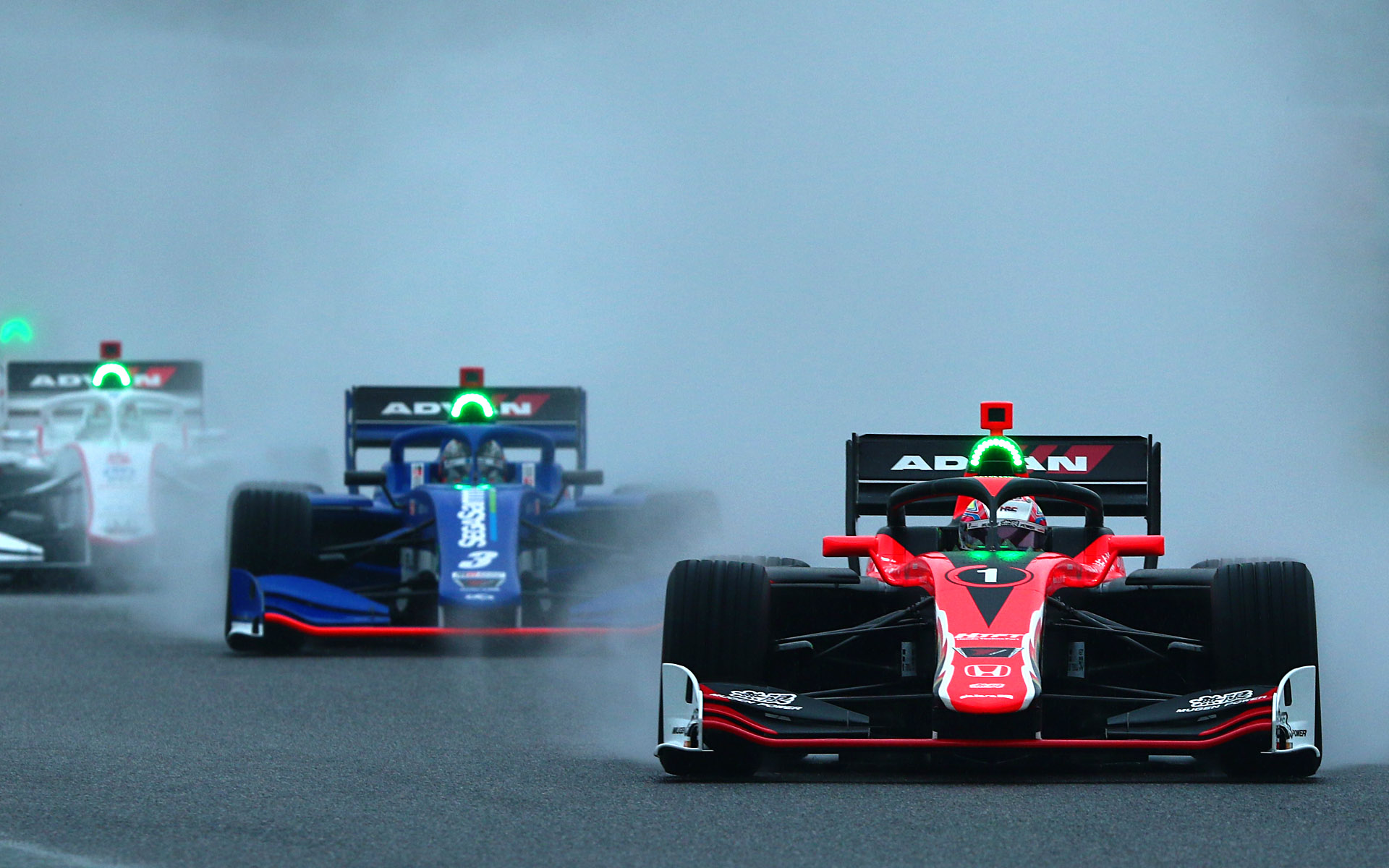 2コーナー立ち上がり、野尻智紀選手は山下健太選手を抑えトップをキープ