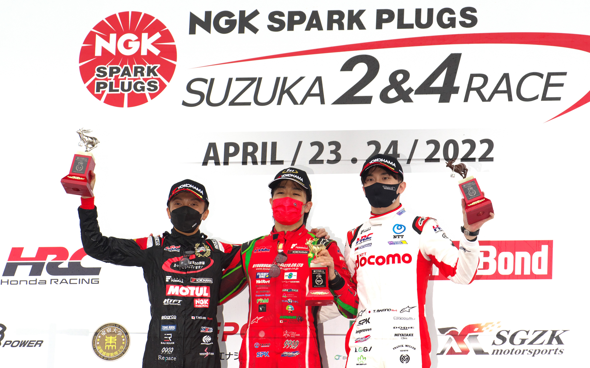 表彰台。左から野尻智紀選手、松下信治選手、牧野任祐選手