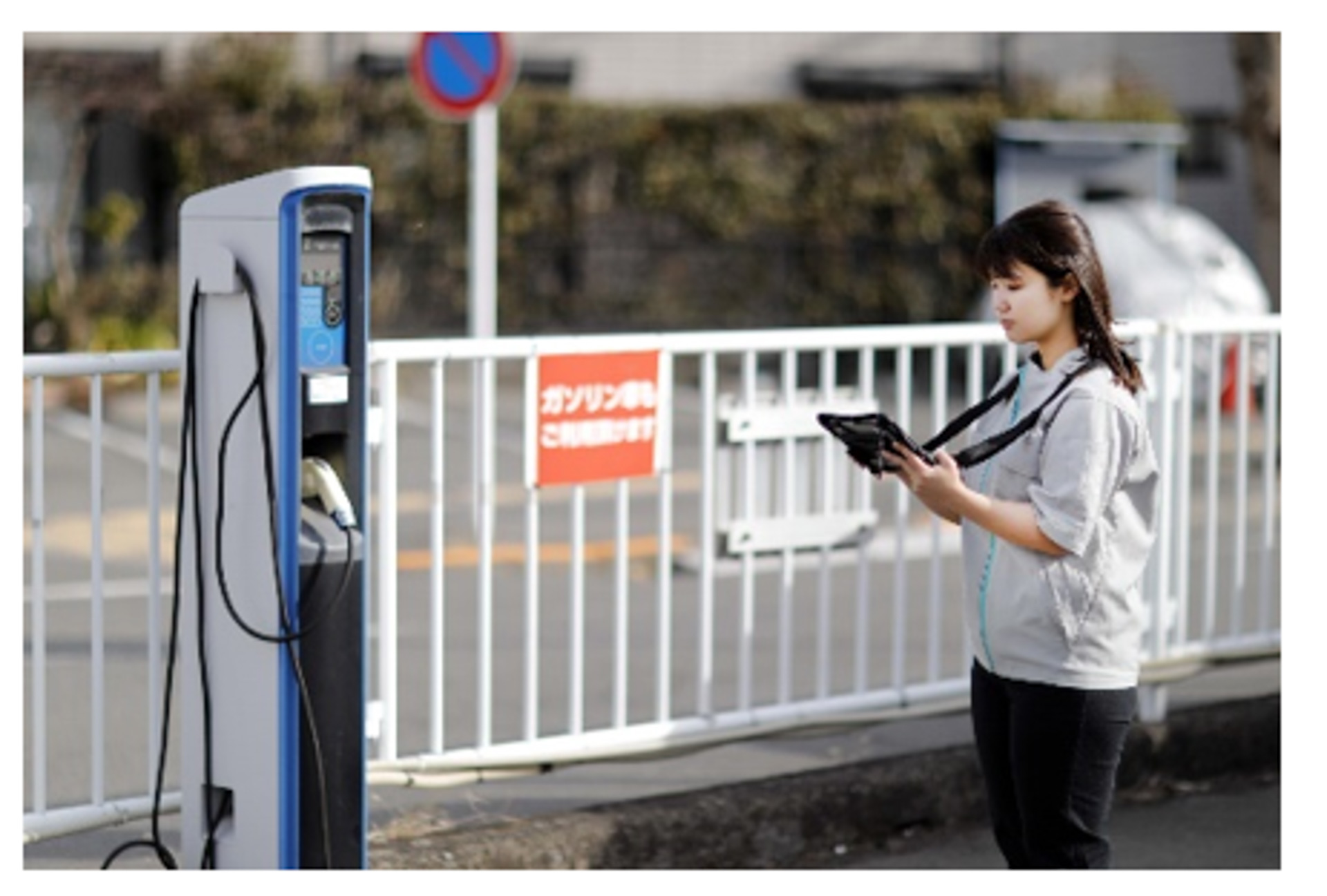 ゼンリンは2009年より全国の充電スタンドに関する情報収集を行なっており、位置情報のみならずコネクタタイプ・営業時間等の詳細な情報を整備し、鮮度の高いデータを提供している。このデータは「アリア」のオーナー向けスマホコネクトアプリで利用されており、バッテリ残量・消費電力などの情報を組み合わせ、EVに最適なルート探索機能を実現させた