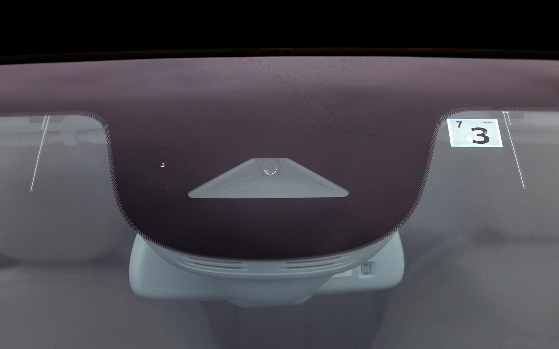 先行車だけでなく歩行者や自転車も検知可能な衝突被害軽減ブレーキをはじめ、車線から外れそうになるとステアリングの振動や警告音で注意を促すレーンデパーチャーワーニング、前走車と一定の車間距離を保ちながら設定速度に巡航するアダプティブクルーズコントロールなど、運転支援機能も充実