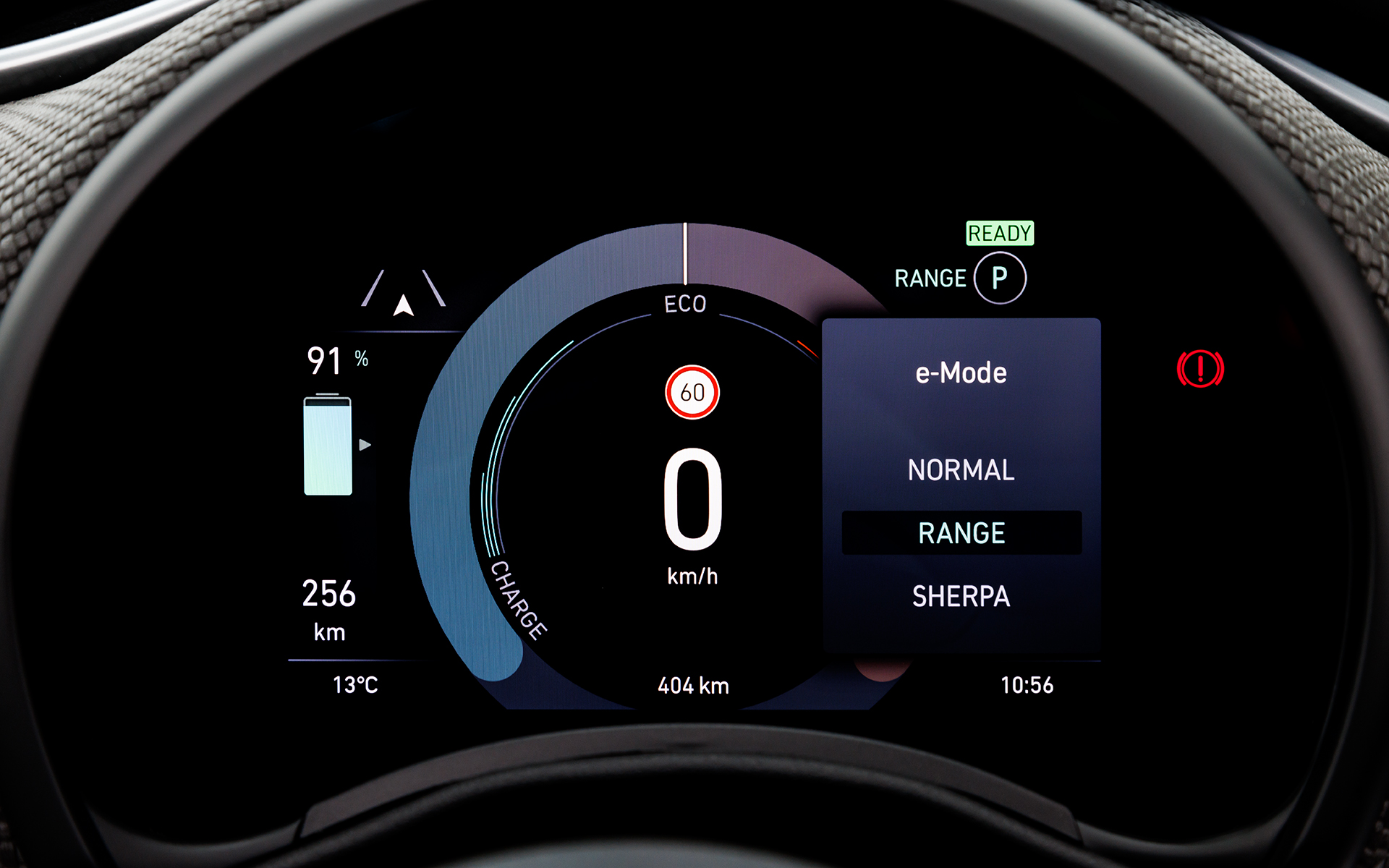 センターコンソールにはe-モードセレクターを配置。クリープ走行がある「NORMAL」、ワンペダル走行ができる「RANGE」、ワンペダル走行をしつつ“絶対に目的地にたどり着く”ための「SHERPA」の3モードを選択できる