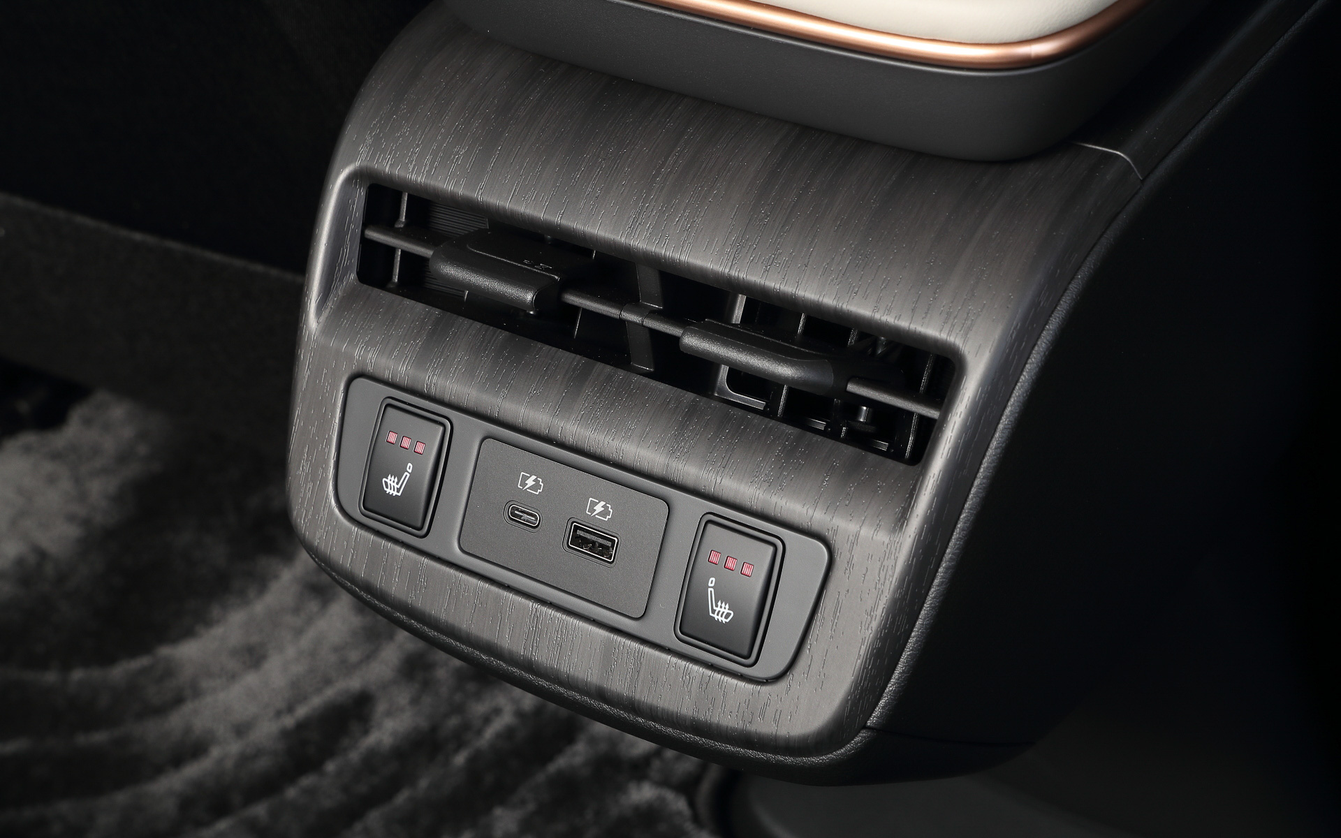 スエード/合皮コンビのシートを標準装備。後席はシートヒーターが備わるとともにUSB電源ソケット（Aタイプ1個、Cタイプ1個）も用意