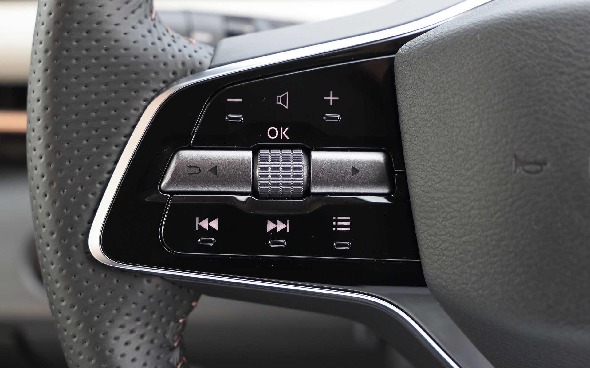 アリアではハンズオフも可能な「プロパイロット2.0」仕様を用意し、ステアリング右側のスイッチで操作可能。日本、北米で設定されるプロパイロット2.0は「スカイライン」に搭載するものからさらに進化し、準天頂衛星システムなどからの高精度測位情報を受信し、自車位置をより高精度に把握することができるという