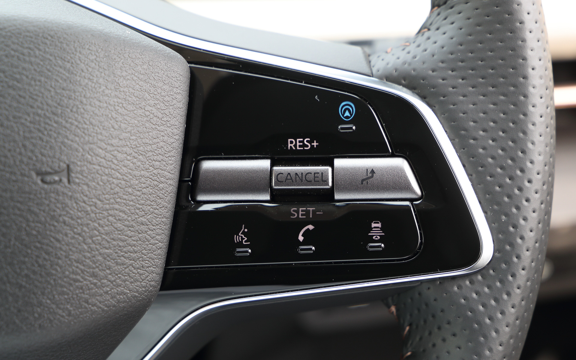 アリアではハンズオフも可能な「プロパイロット2.0」仕様を用意し、ステアリング右側のスイッチで操作可能。日本、北米で設定されるプロパイロット2.0は「スカイライン」に搭載するものからさらに進化し、準天頂衛星システムなどからの高精度測位情報を受信し、自車位置をより高精度に把握することができるという