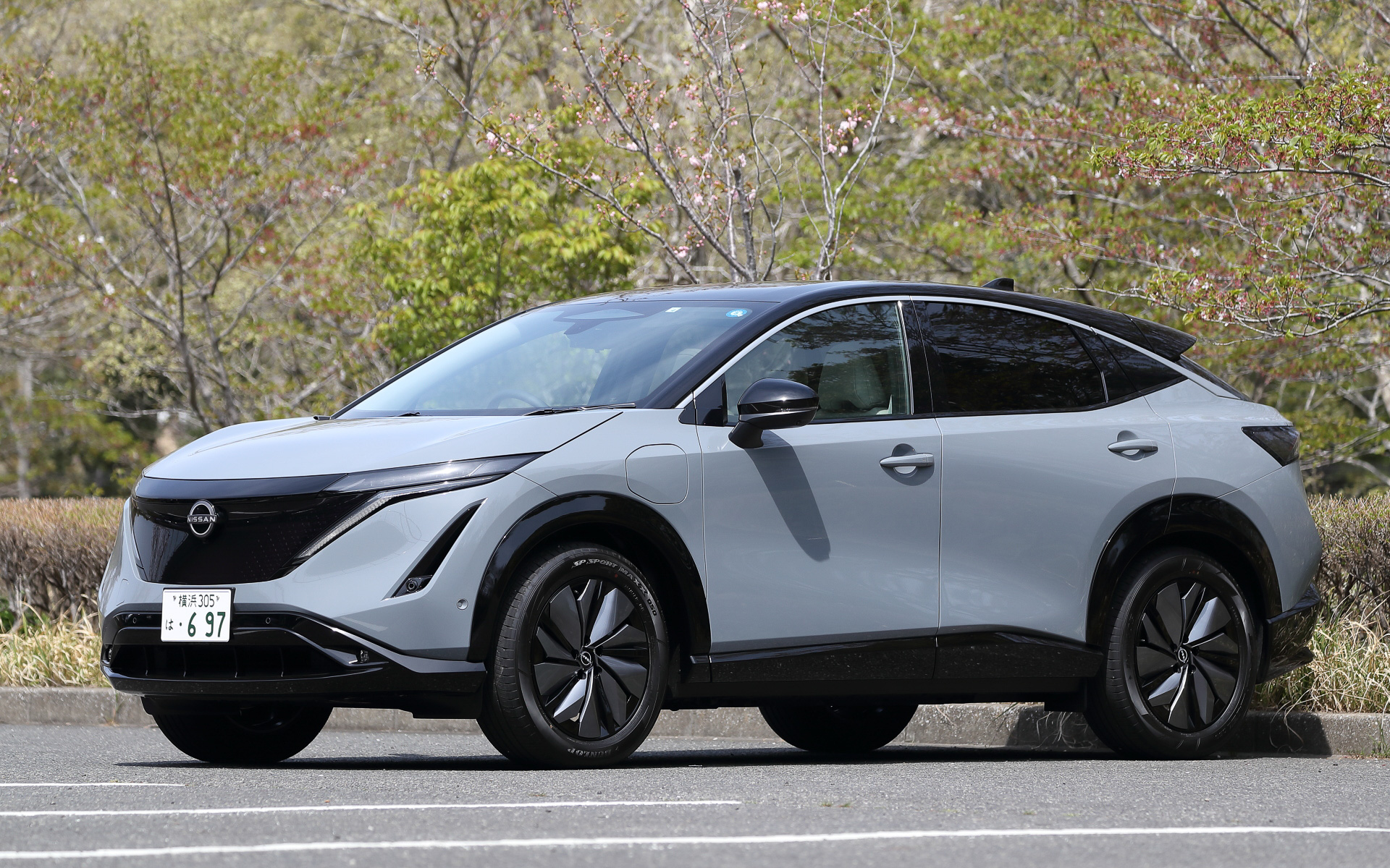 ステルスグレー/ミッドナイトブラックの2トーンカラーを採用する「B6」(2WD)。ボディサイズは4595×1850×1655mm(全長×全幅×全高)、ホイールベースは2775mm。価格は539万円。グリル部分はスモークがかったパネルでカバーされ、その中に日本の伝統的な組子パターンが立体的に表現されるデザインを採用。また、低く滑らかなルーフラインを採用するとともにフロントとリアを直線でつなぐウエストラインは建築物のような美しさを携え、どの角度から見ても美しさとエネルギーが宿っているかのような活力を表現したという