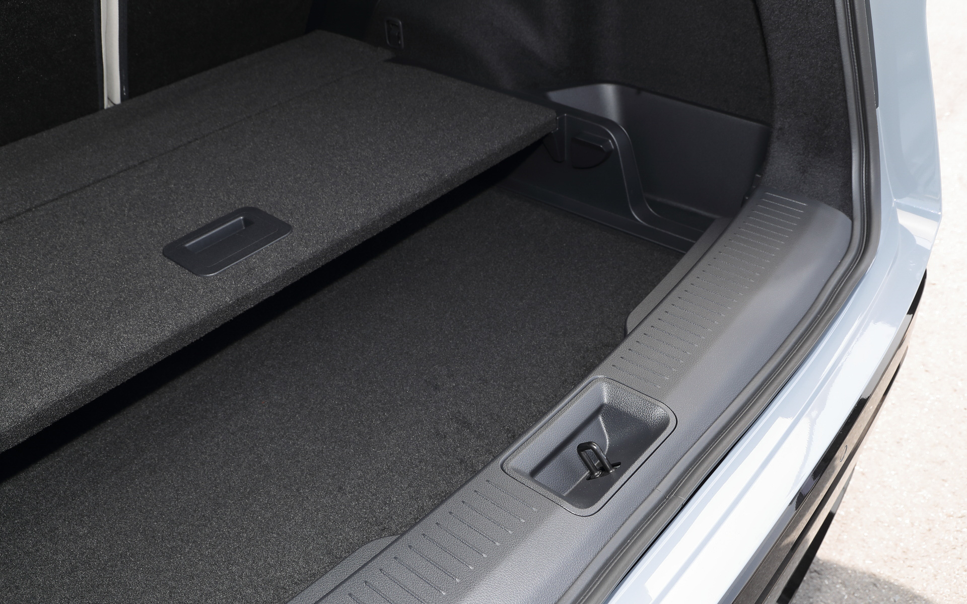 9.5インチのゴルフバッグ3セットを積めるラゲッジスペース。2WDは容量66Lの収納スペースも用意される