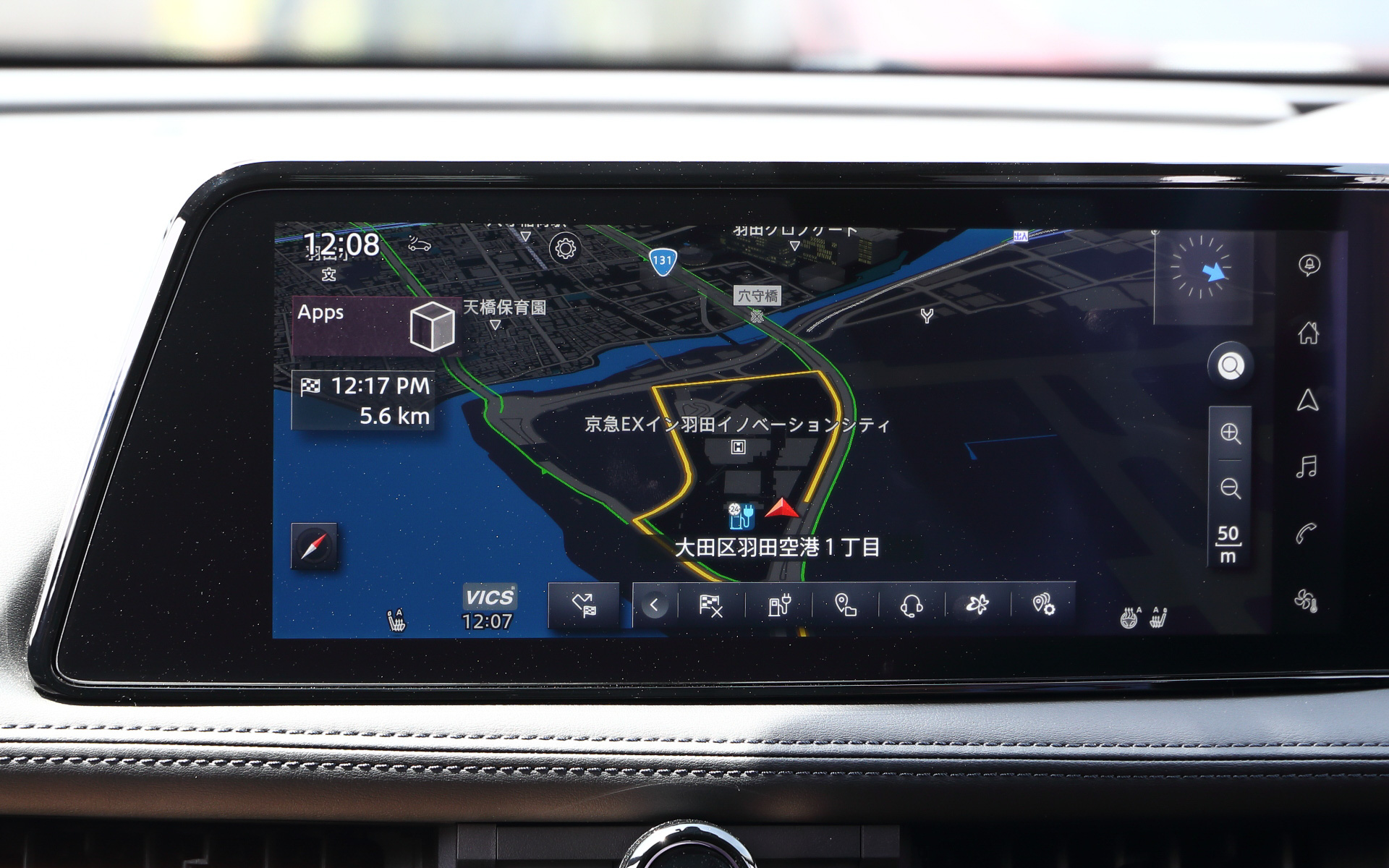地図やエンターテインメント情報など表示する12.3インチワイドディスプレイ。パーソナル・アシスタンス技術を搭載したことで空調やナビゲーションを音声で操作でき、「ハローニッサン」と呼びかけることでドライバーの操作をサポート。また、Amazonの音声サービス「Alexa」も搭載しており、音楽の再生や天気予報の確認、家族や友人との通話、スマートホームデバイスのコントロールなどを音声のみで操作できるようになっている