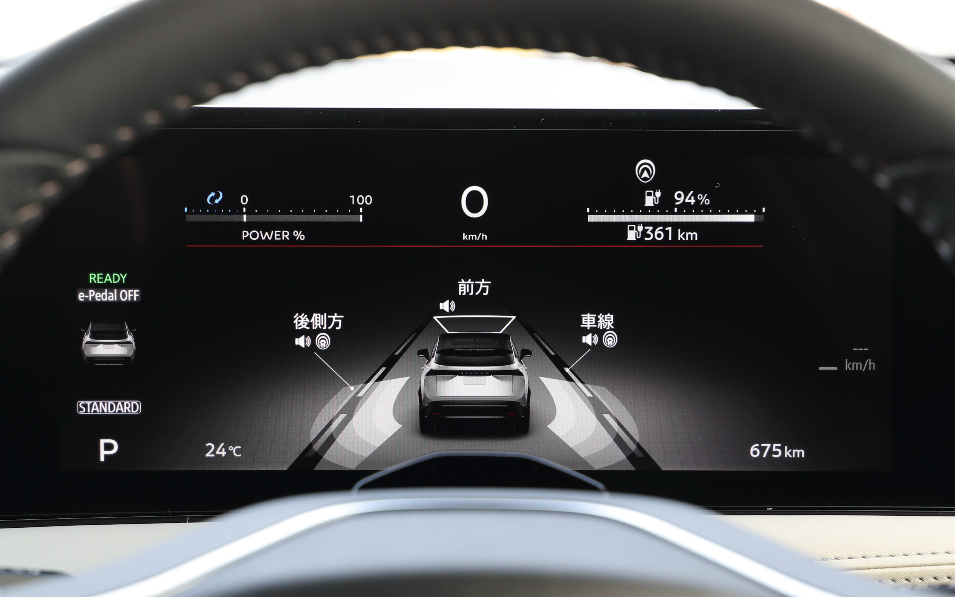 インテリアはモノとモノの間にある空間や、連続するコトとコトの間の時間を意味する日本語の「間（ま）」をキーワードにデザイン。フラットで広々したフロアを実現するとともに、従来では室内に配置されていた空調ユニットをモータールームに配置することで、CセグメントのボディサイズながらDセグメントレベルの広い室内空間を確保