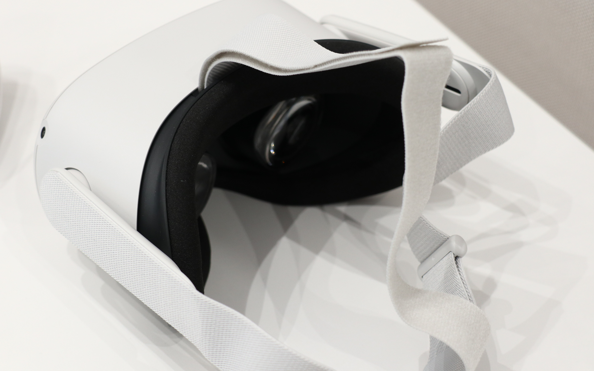 ゴーグル内にレンズがある