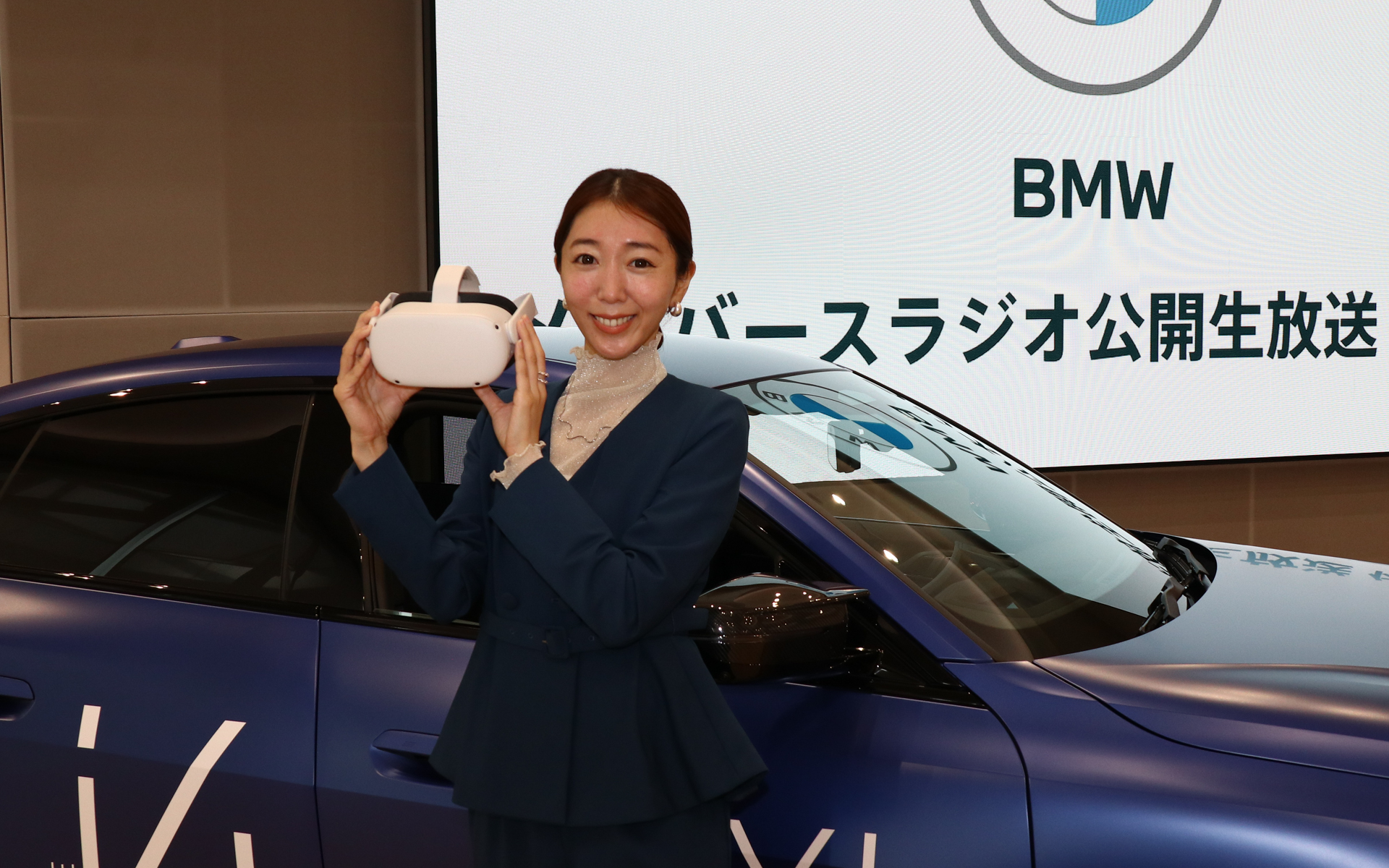 「Meta Quest 2」を手にする浜崎美保さん