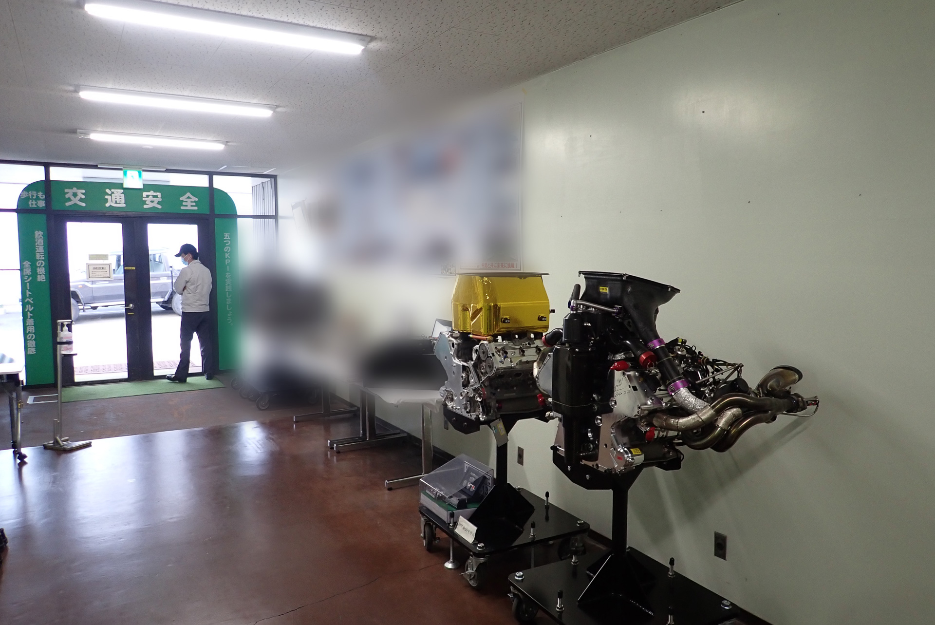 左がTS040 HYBRID用の自然吸気エンジン、右がTS050 HYBRID用のターボエンジン