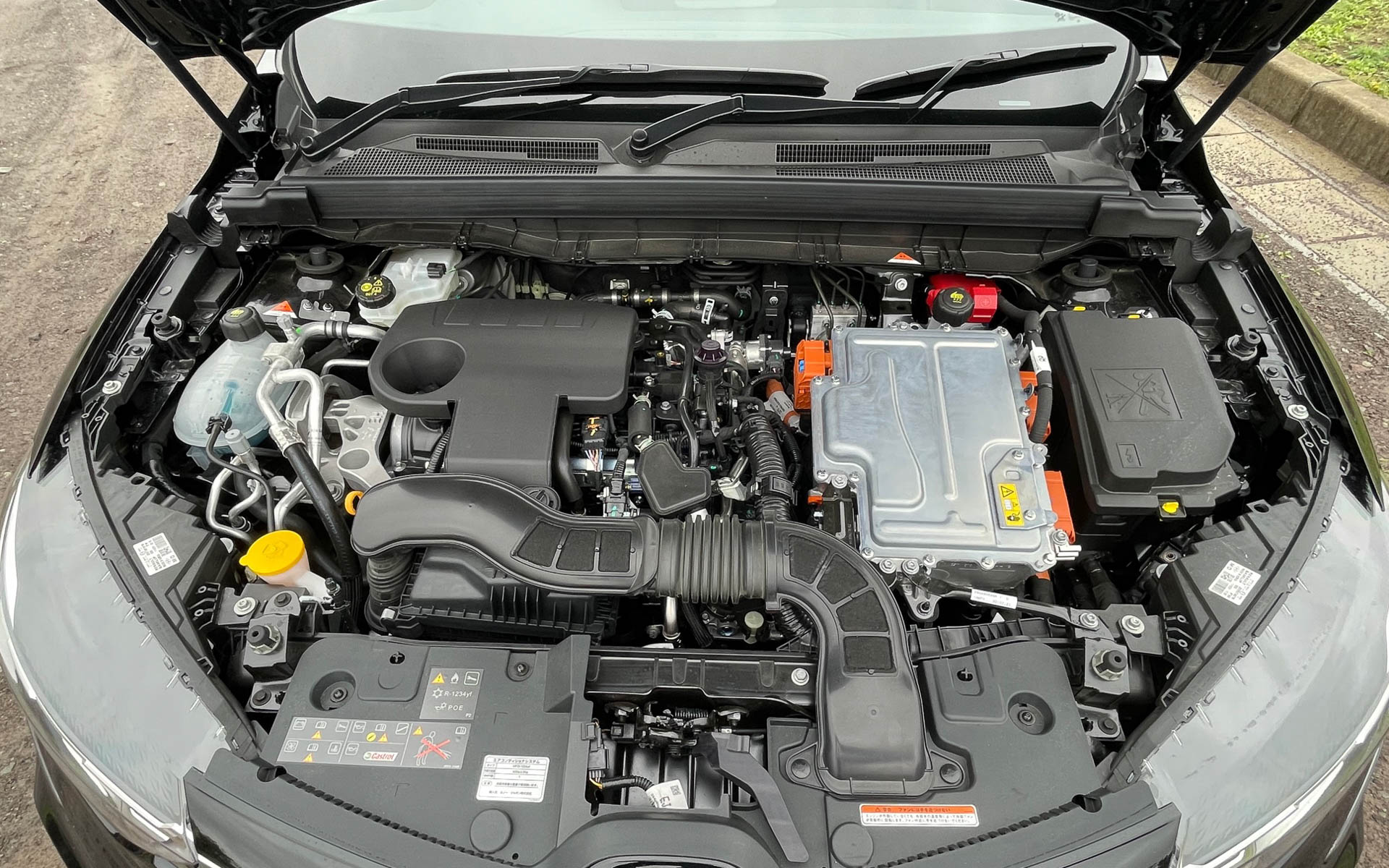 1.6リッターのH4M型NAエンジンの出力は69kW/148Nm。駆動用モーターは36kW/205Nmでコンパクトに収まっている。FFのみです