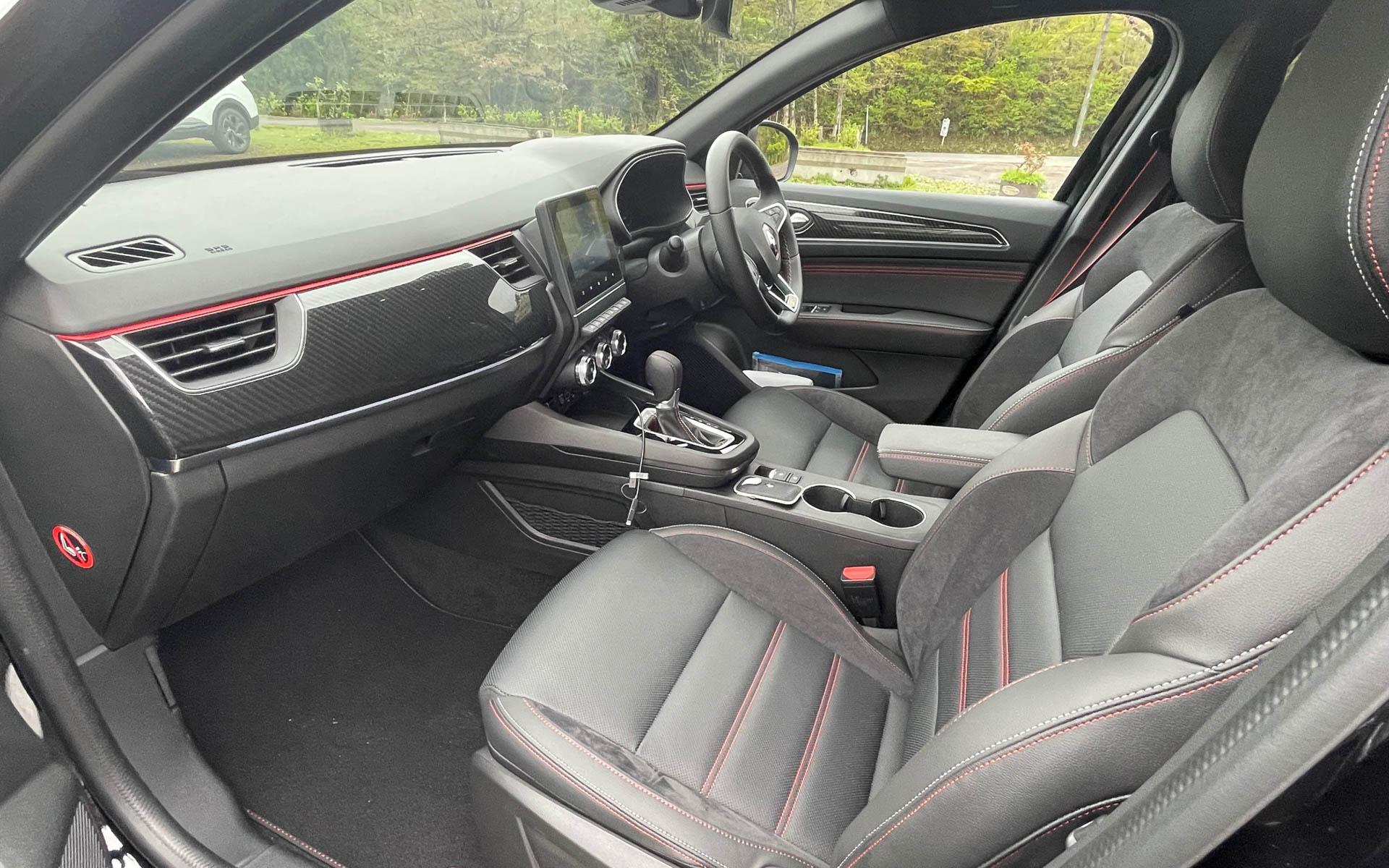 RSラインだけにスポーツシートや赤いアクセントラインがスポーティ