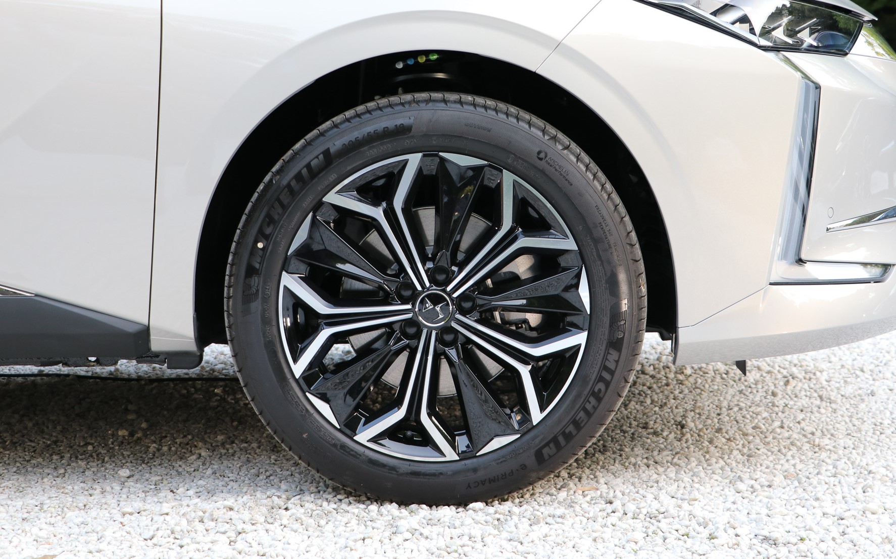 装着タイヤは前後ともミシュランの「e・プライマシー」で、サイズは205/55R19