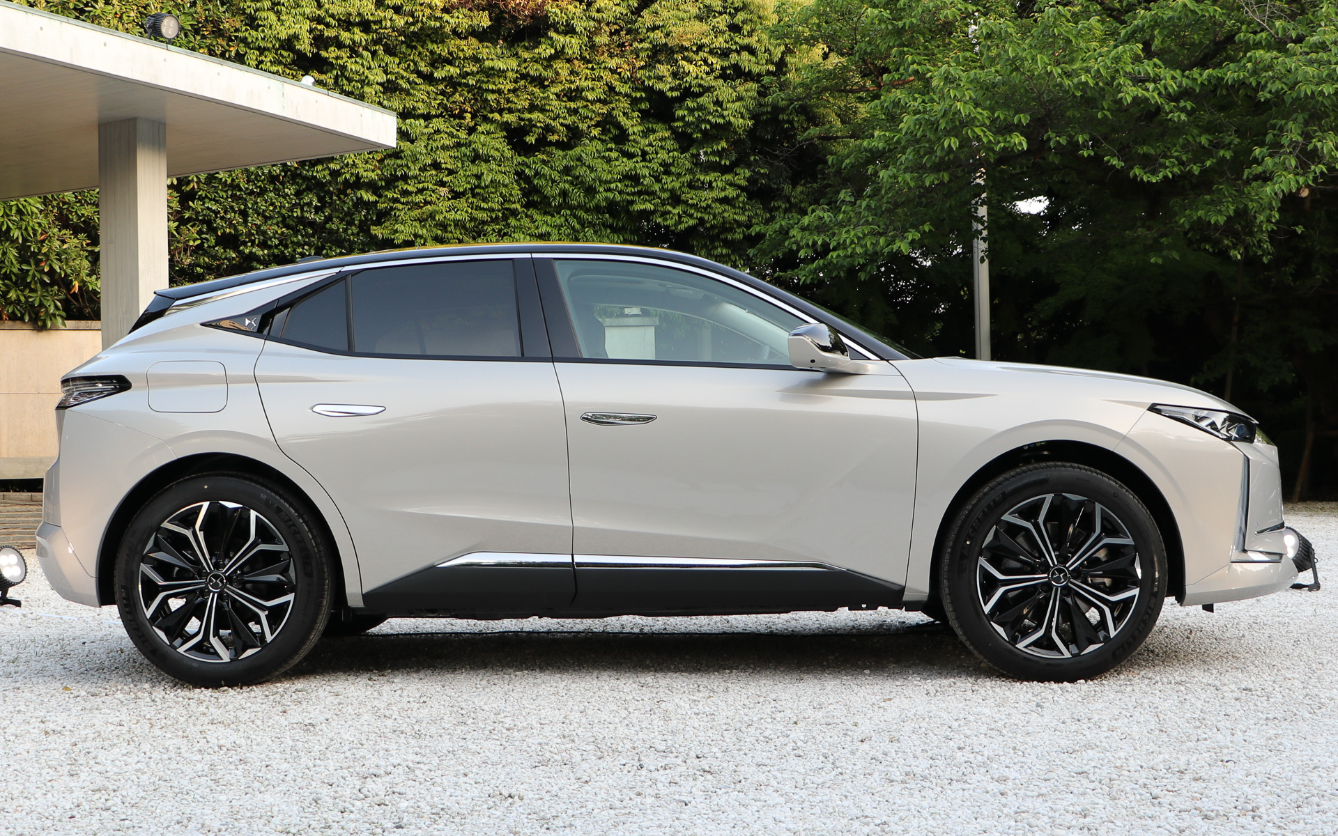 写真のボディカラーはクリスタルパール