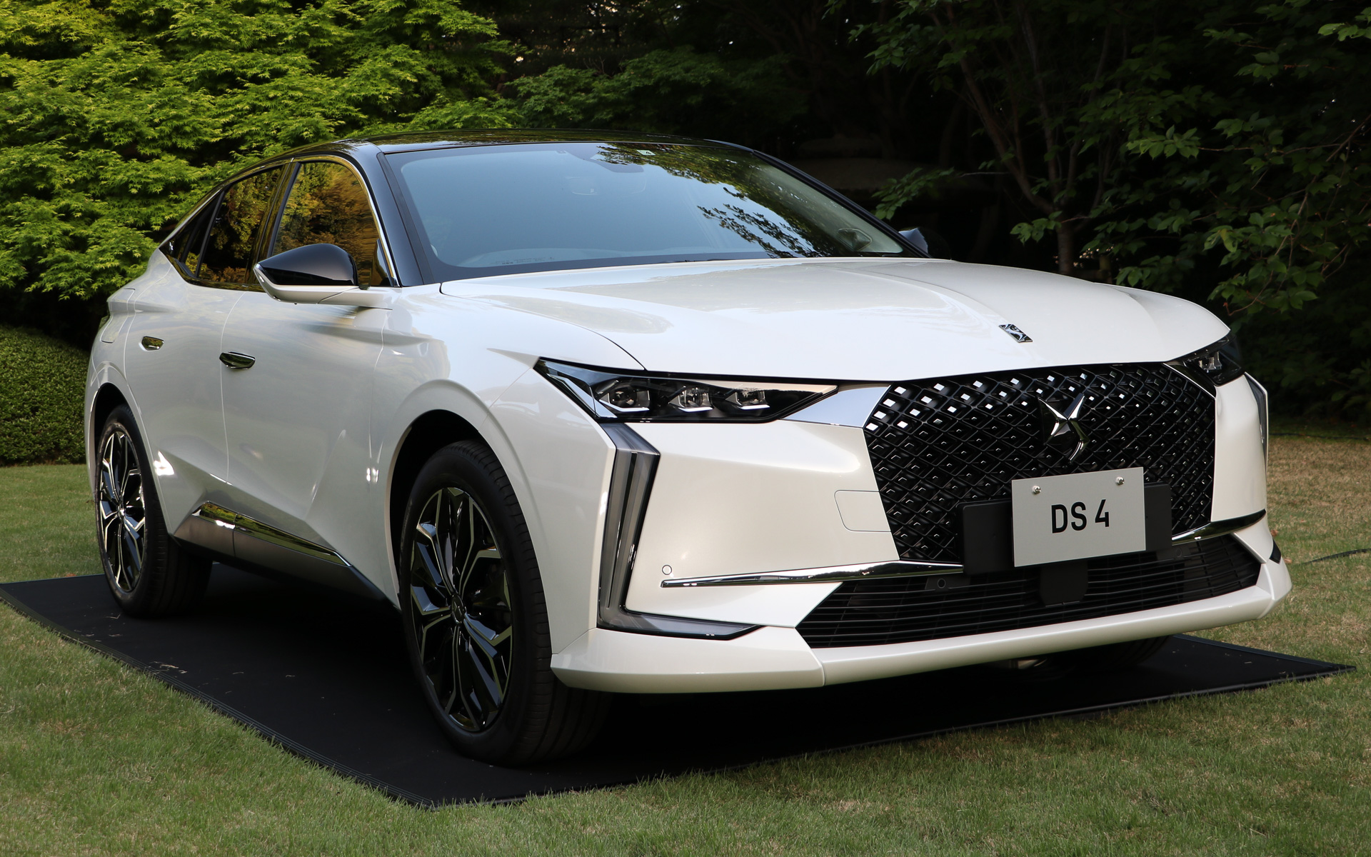 新たなプラットフォームEMP2（Efficient Modular Platform）V3を採用したDS 4のボディサイズは、4415×1830×1495mm（全長×全幅×全高）、ホイールベースは2680mm