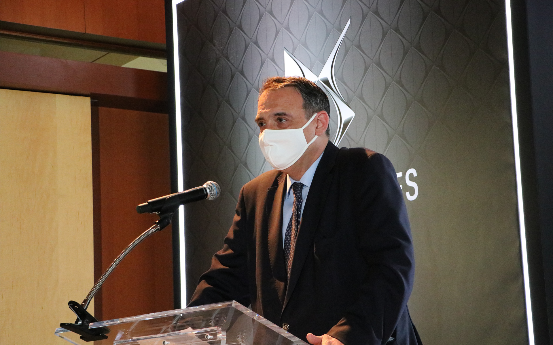 登壇してあいさつをするフィリップセトン駐日フランス大使