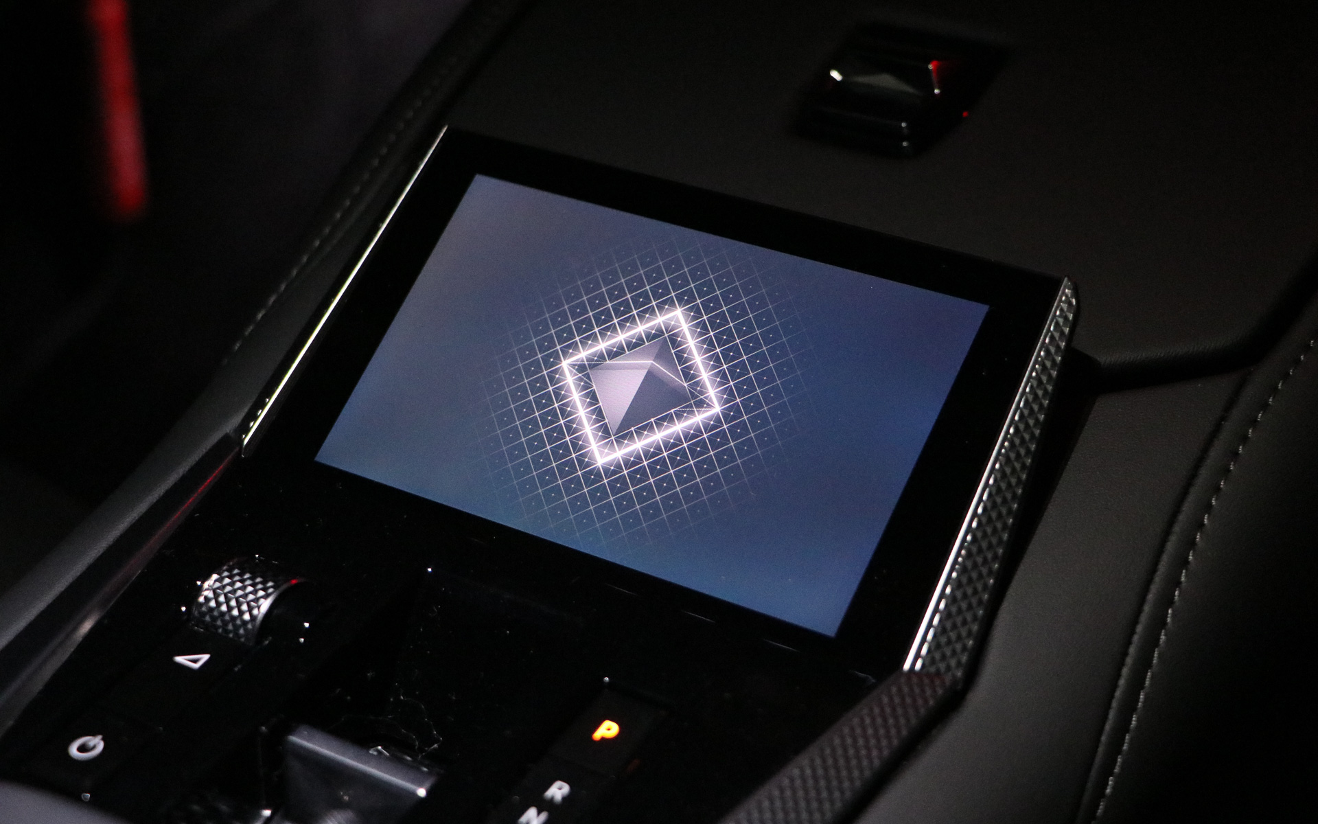 手元のディスプレイからメインディスプレイを遠隔操作できる「DS スマートタッチ」、指で触れると光の軌跡が残る