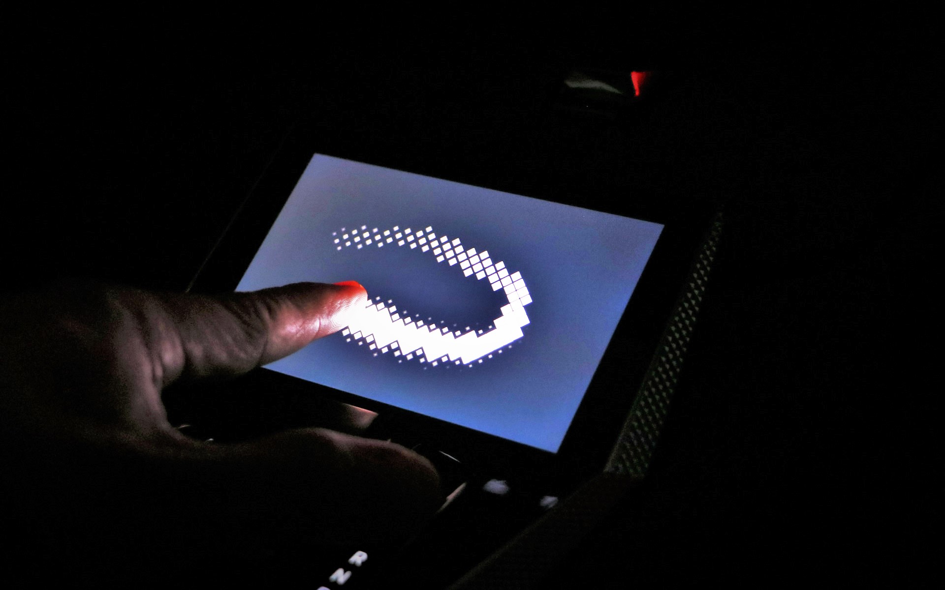 手元のディスプレイからメインディスプレイを遠隔操作できる「DS スマートタッチ」、指で触れると光の軌跡が残る