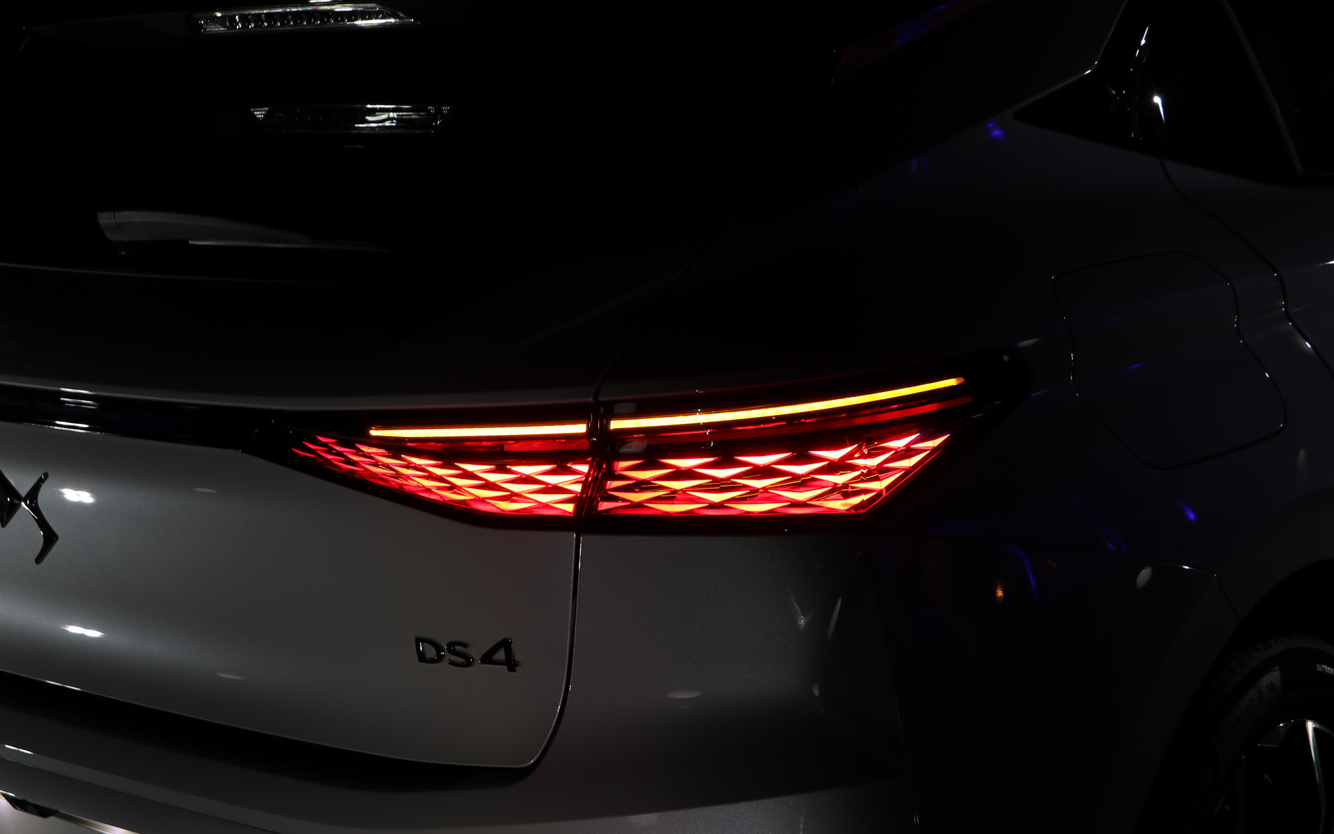 テールランプ、ウィンカー作動時（シーケンシャルタイプ）