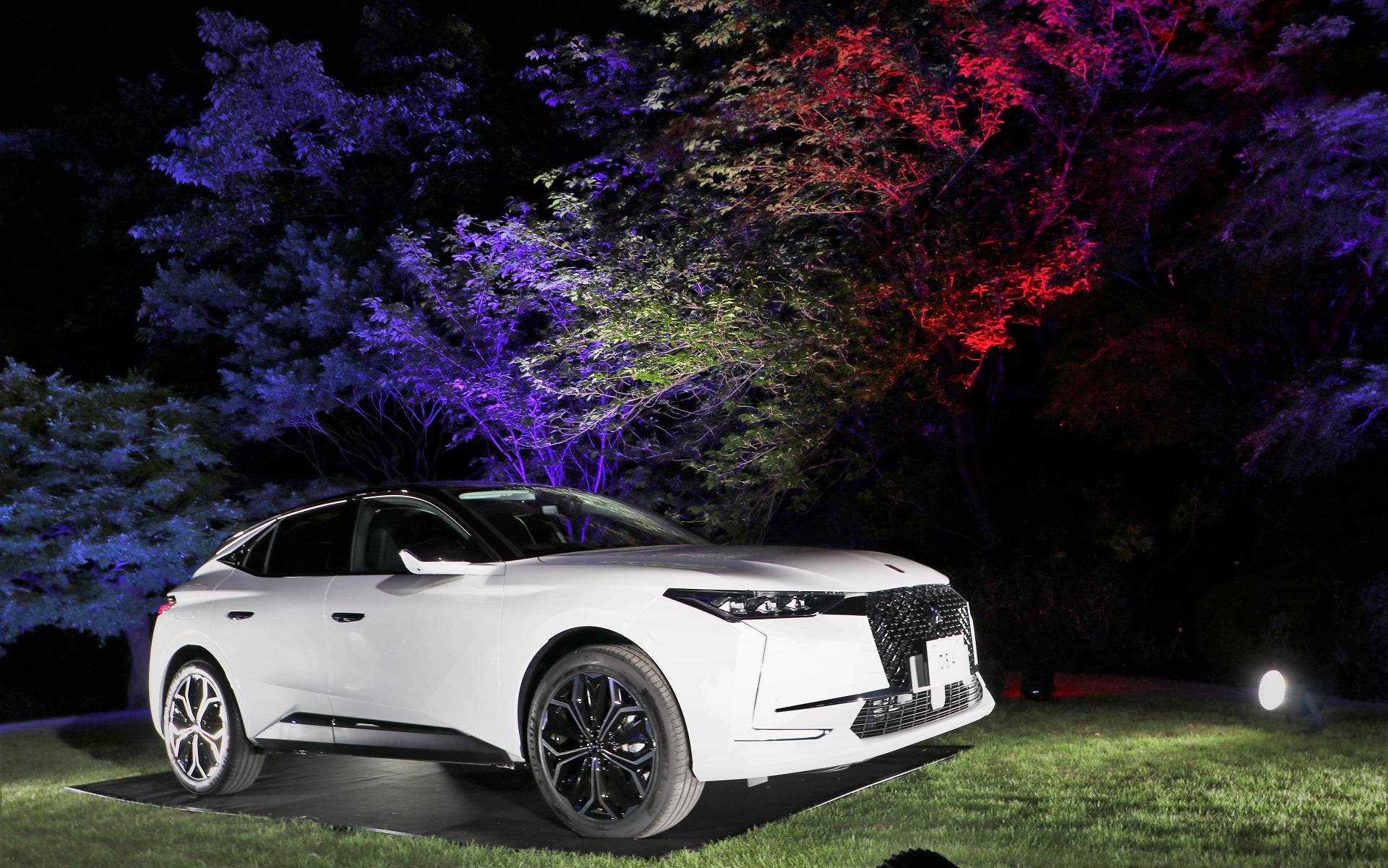 フランス大使館で行なわれたDS 4発表会では、フランスの国旗のカラー「青」「白」「赤」でライトアップされていた