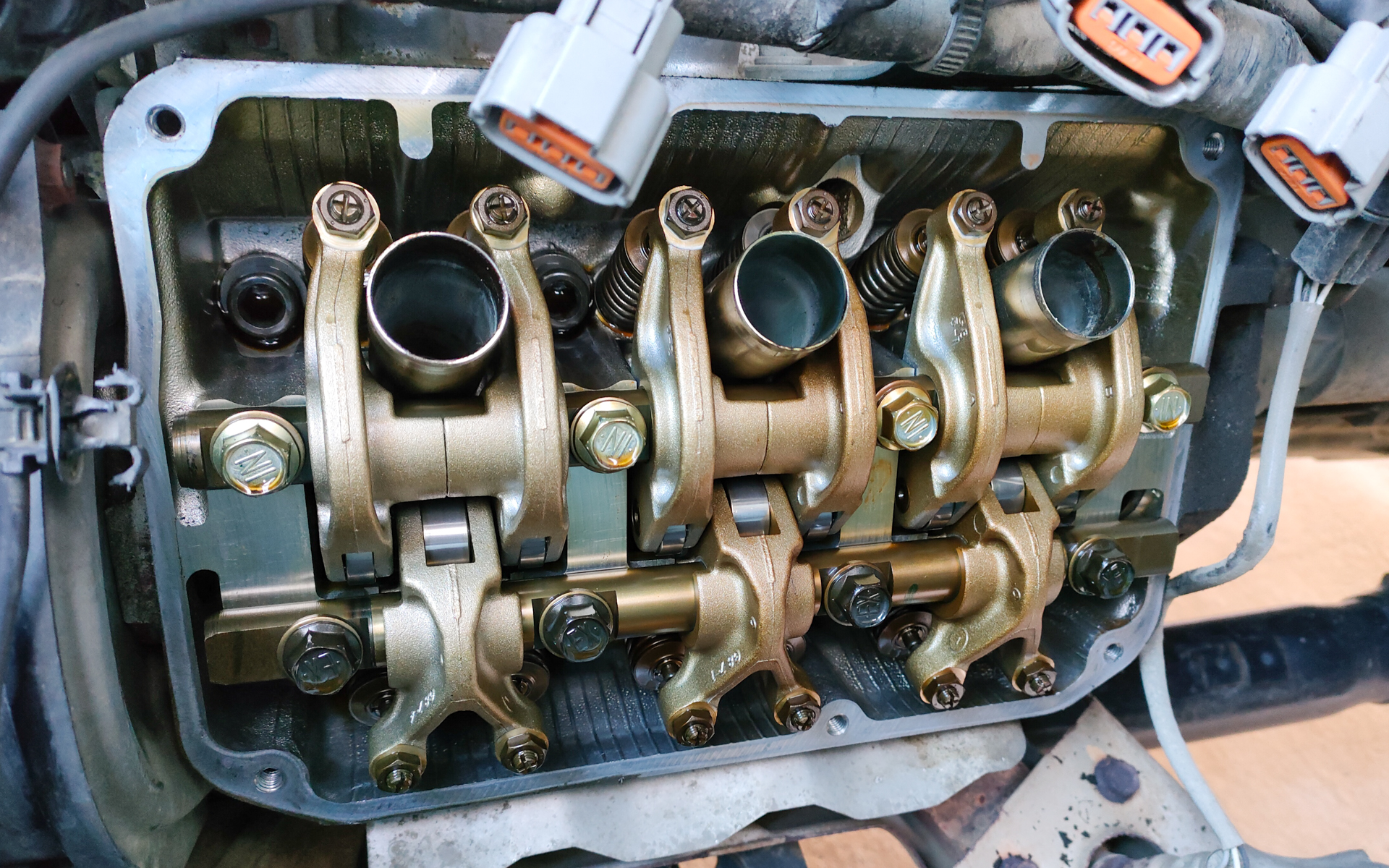 ヘッドカバーを開けたところ、この走行距離でこの状態はそれなりにオイル管理をしてきた証拠。格安購入でこの状態は上出来ではないだろうか