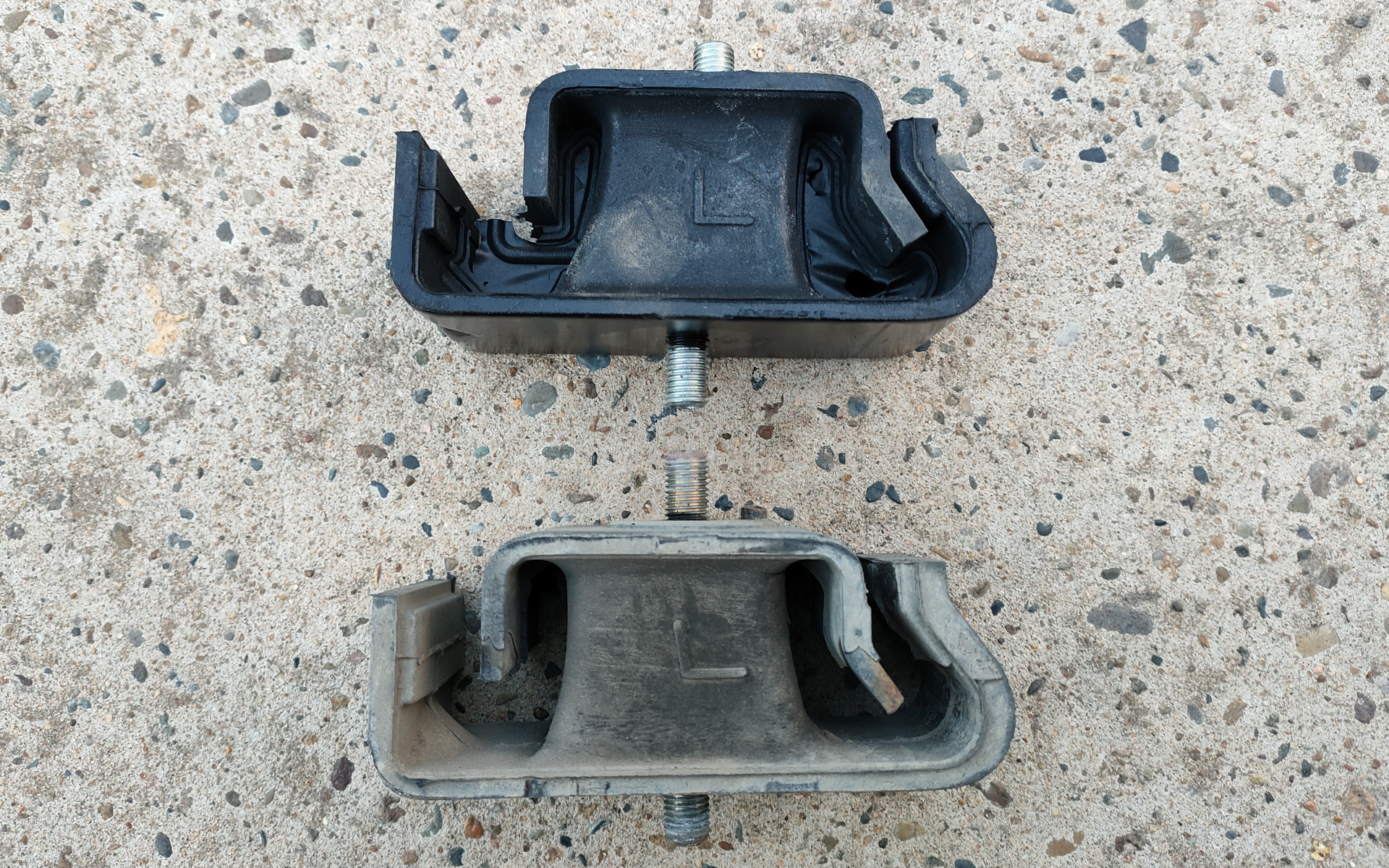 新品のエンジンマウントと交換したマウント。力をかけてない状態ではゴムの位置が違うが、大きく劣化しているようには見えない