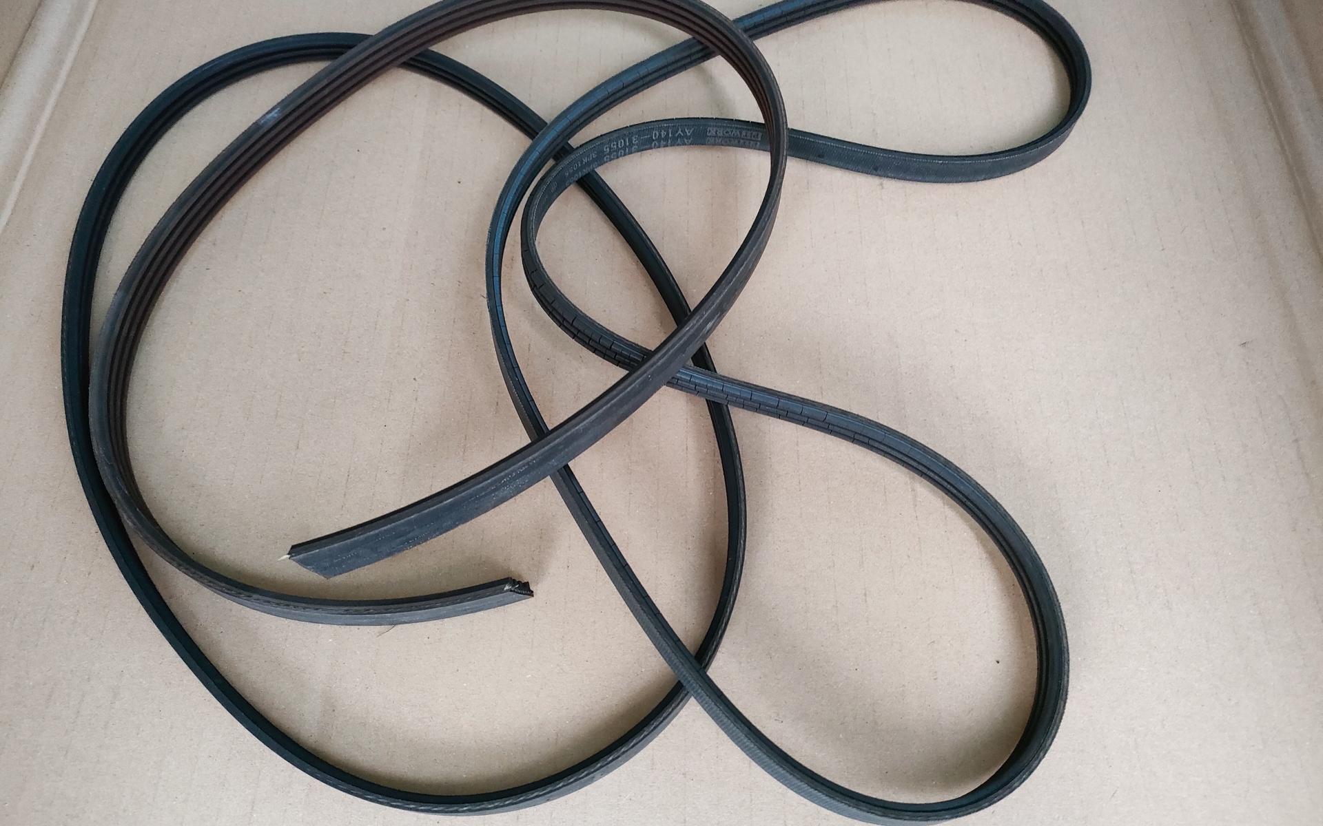 鳴きが発生したのでベルトを3本交換した。エアコンコンプレッサーはストレッチベルトなので、切断して外した。長いベルトはひび割れが進行していた