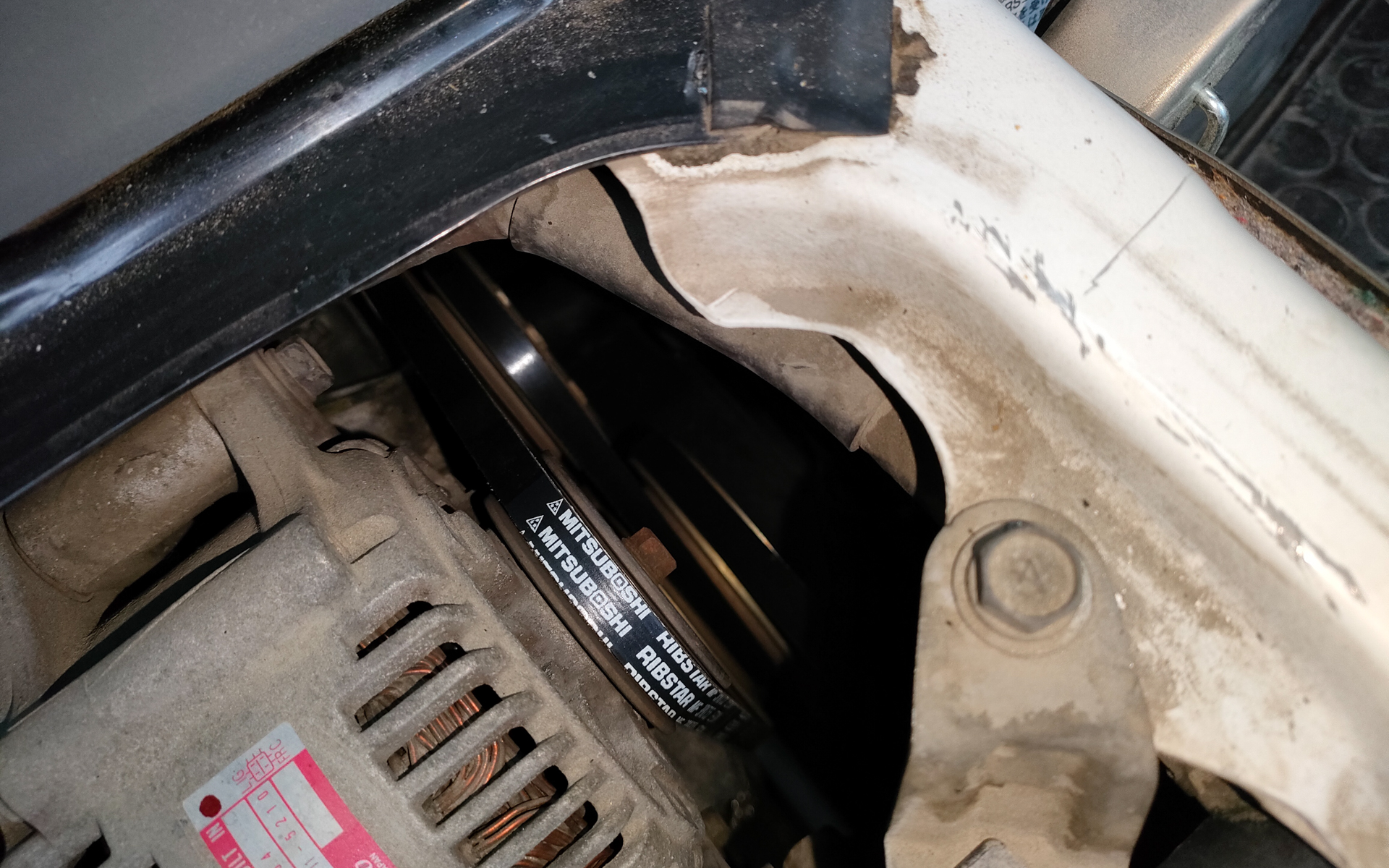 新品のベルトがかかっている。社外品だが、もともとついていた純正品の一部と同じ三ツ星ベルト製を選んだ