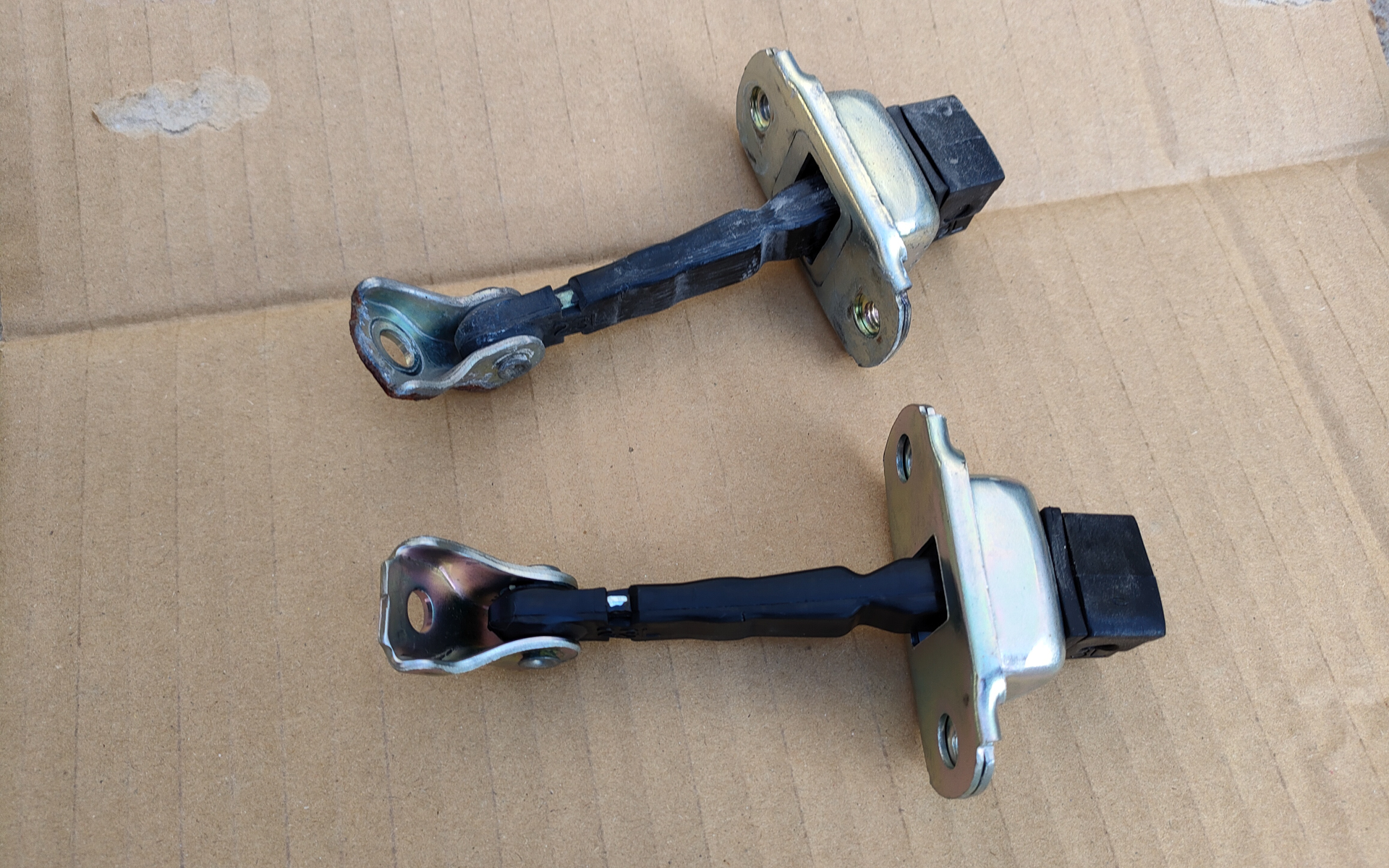 新品との比較。実は型番を間違えてボディ側の金具部分の穴が小さいほうを頼んでしまった