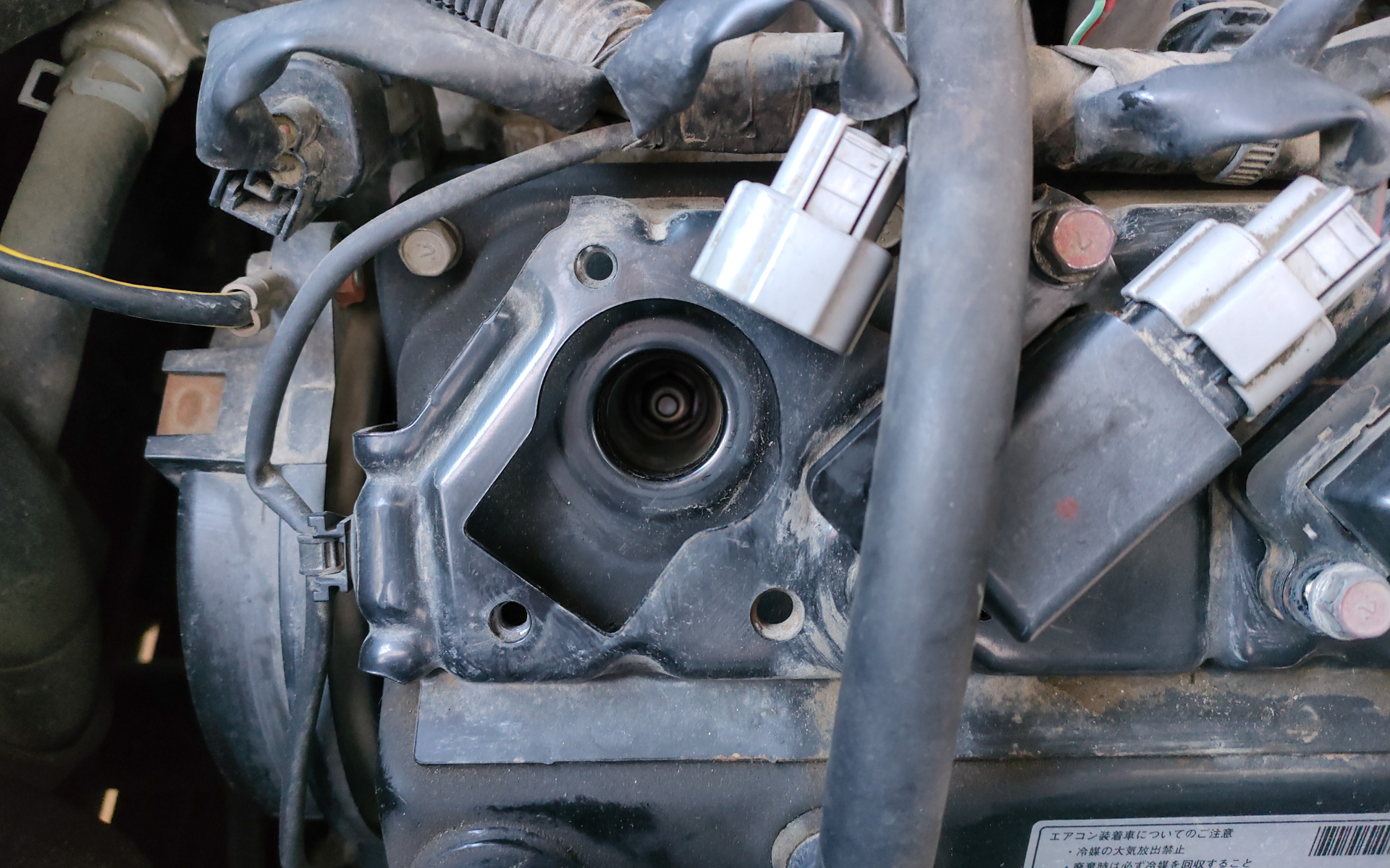 パッキンの劣化でプラグホール内にオイルが侵入する。この穴はほとんどにじみがないが、3本のうちの1つは盛大に漏れていた