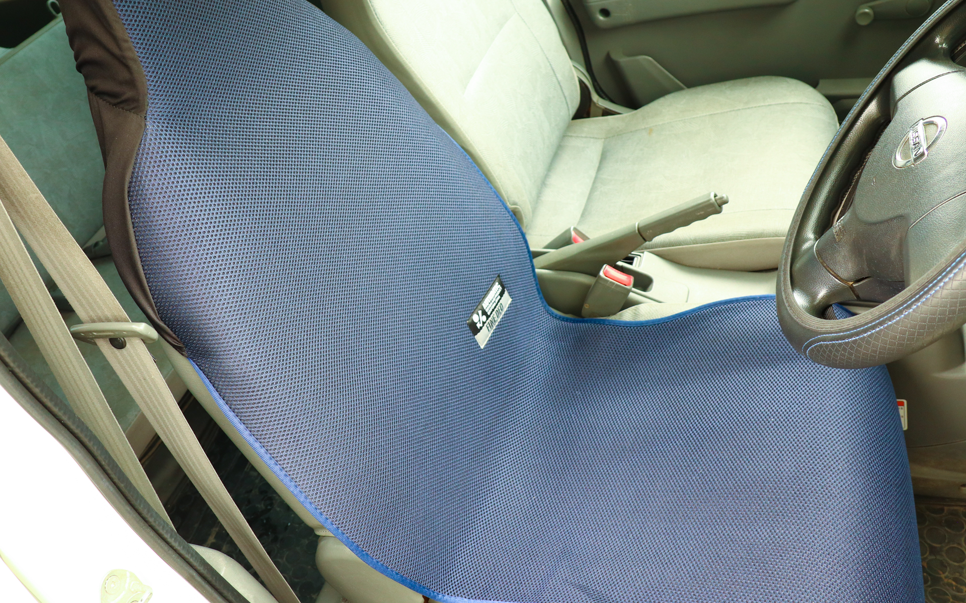 現時点での最も効果のあった主な（？）のカスタマイズがシートカバー。ハンドルにもカバーを付けているが、これは滑り防止のため