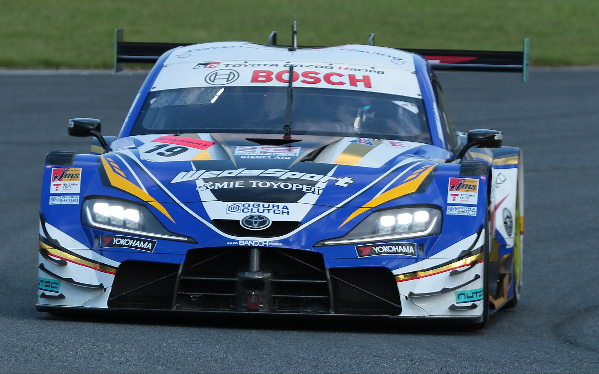 GT500クラスでポールポジションを獲得した19号車 WedsSport ADVAN GR Supra（国本雄資/阪口晴南組、YH）