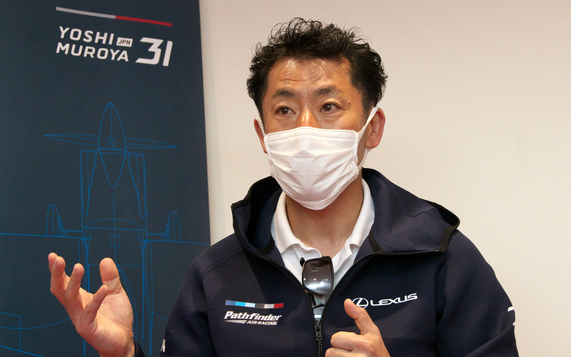 レクサスのエンジニアとの協力関係を説明する室屋義秀選手