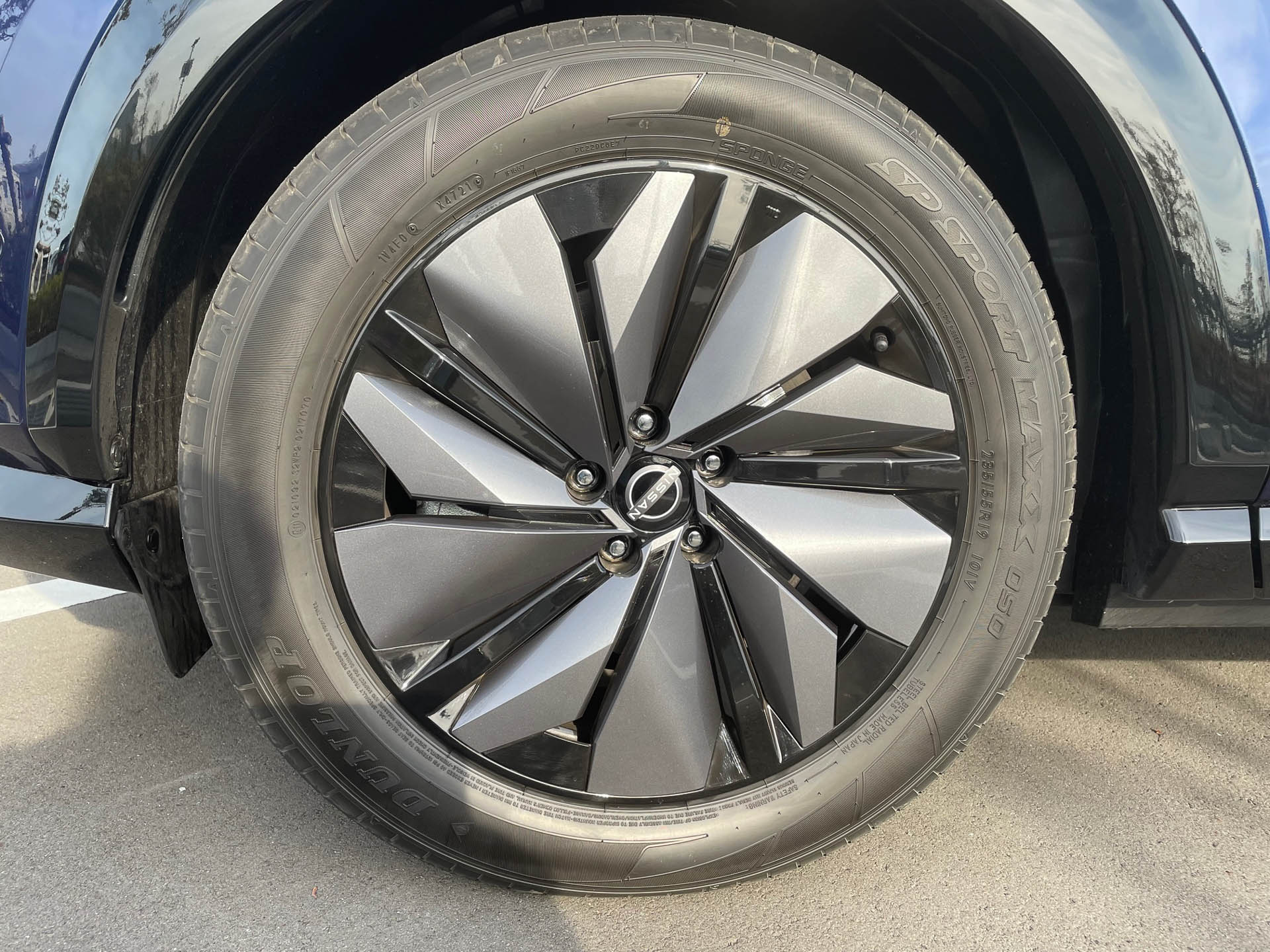 アリアの19インチタイヤ。ダンロップの吸音スポンジ入りタイヤが装着されていた