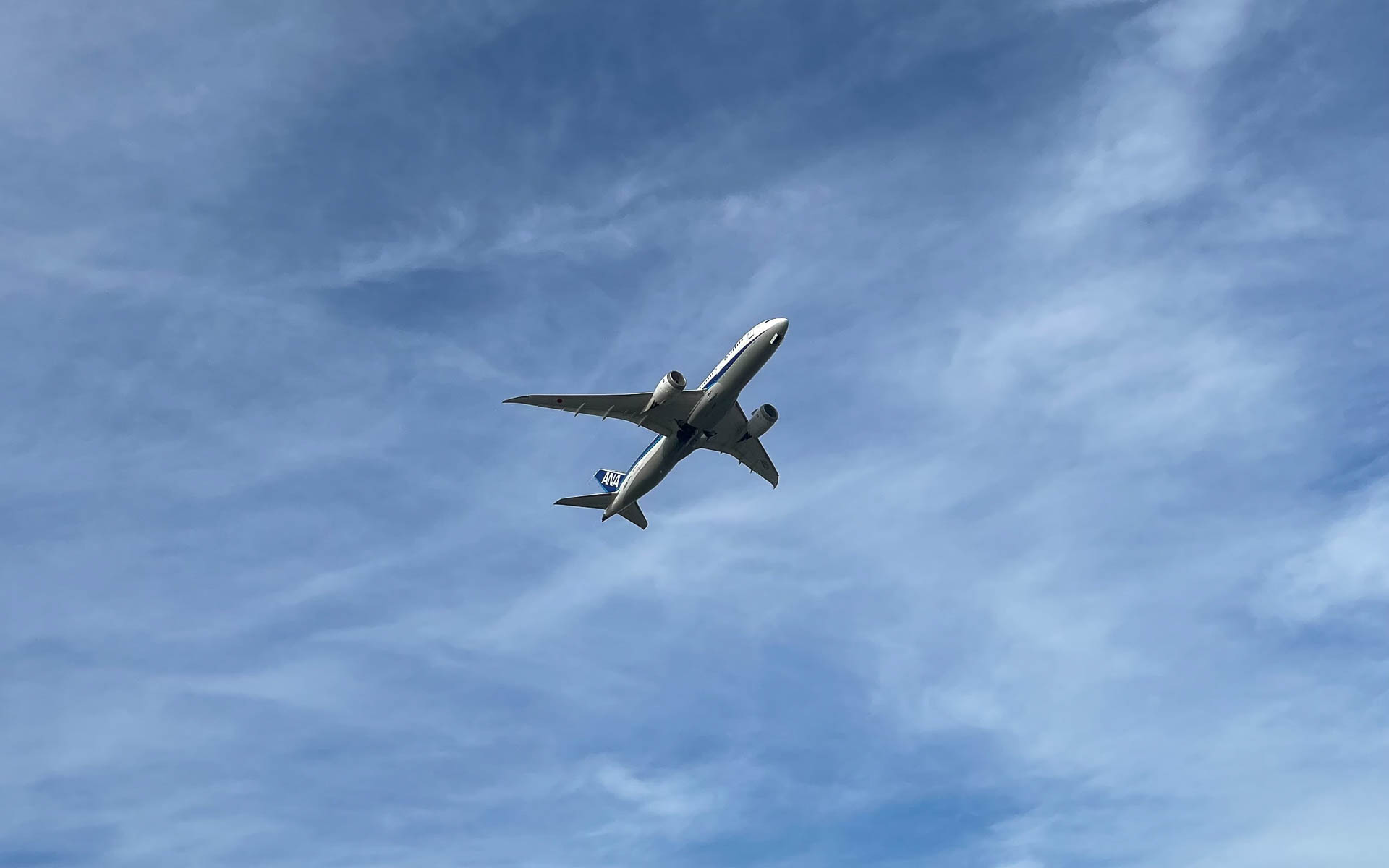 羽田から離陸していく旅客機。まさに青空に向かって脚を引き込もうとしてしてます。気持ちが解放された