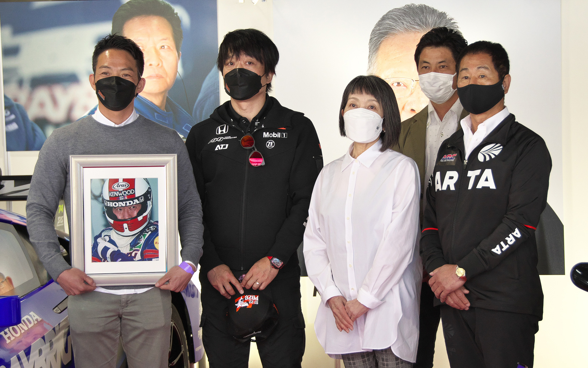 家族やチーム関係者、土屋圭市氏などが黙祷式に参加した