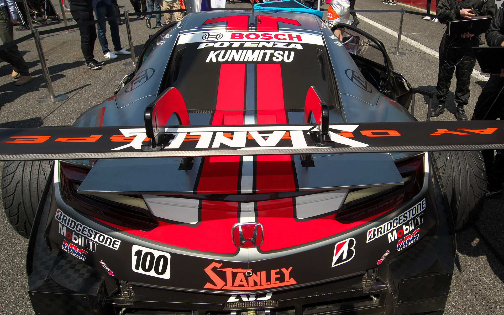 100号車のリアは高橋国光さんのヘルメットカラーリングに