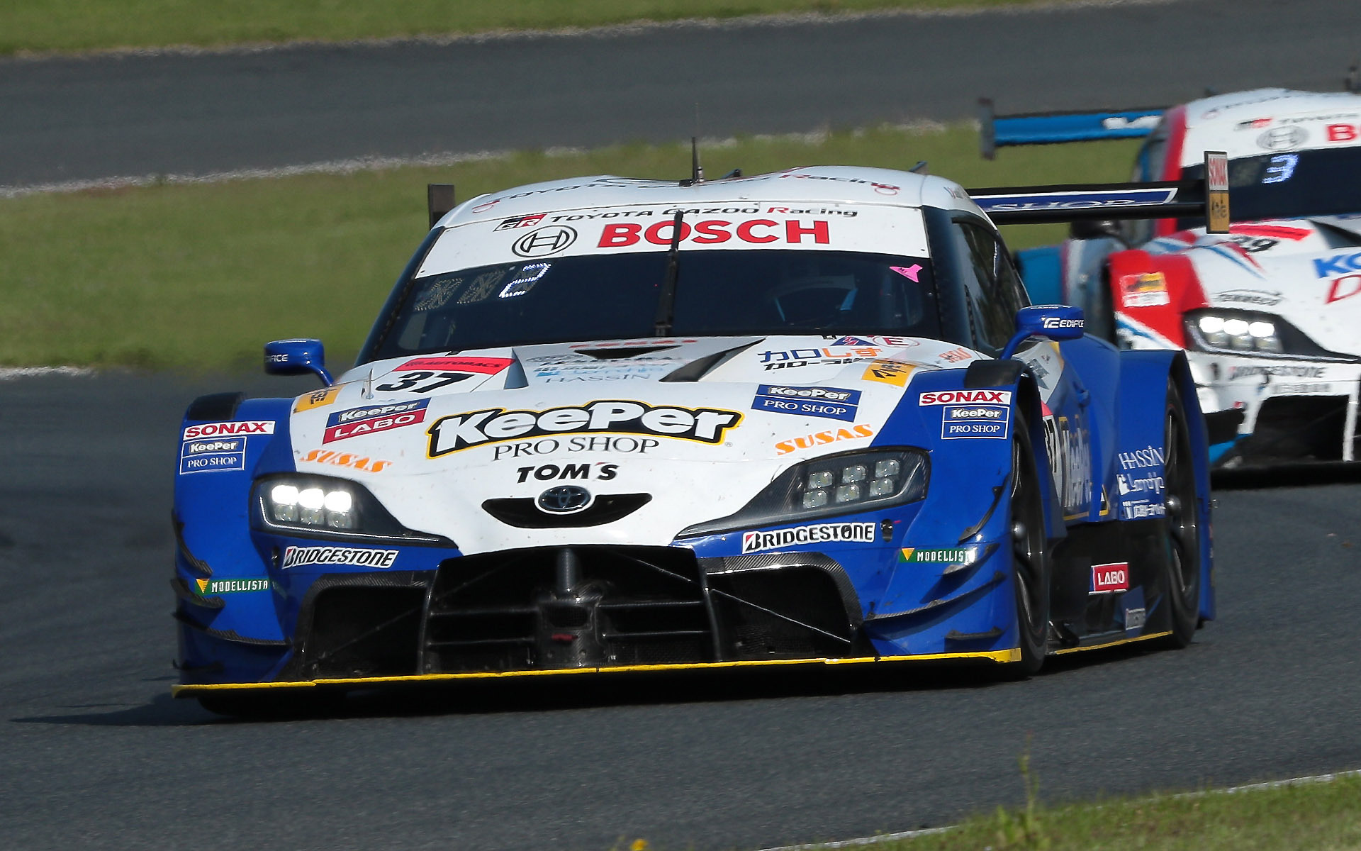 37号車 KeePer TOM'S GR Supra（サッシャ・フェネストラズ/宮田莉朋組、BS）はチェッカー時には2位を走っていたが、同僚の36号車を押し出したとして40秒のタイム加算