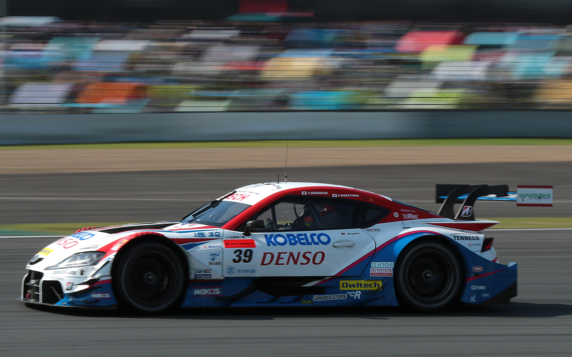 チェッカーを受けた時点でトップを走っていた39号車 DENSO KOBELCO SARD GR Supra（関口雄飛/中山雄一組、BS）は、赤旗中断時に作業を行なってしまったと判定され、最終結果に40秒が加算された